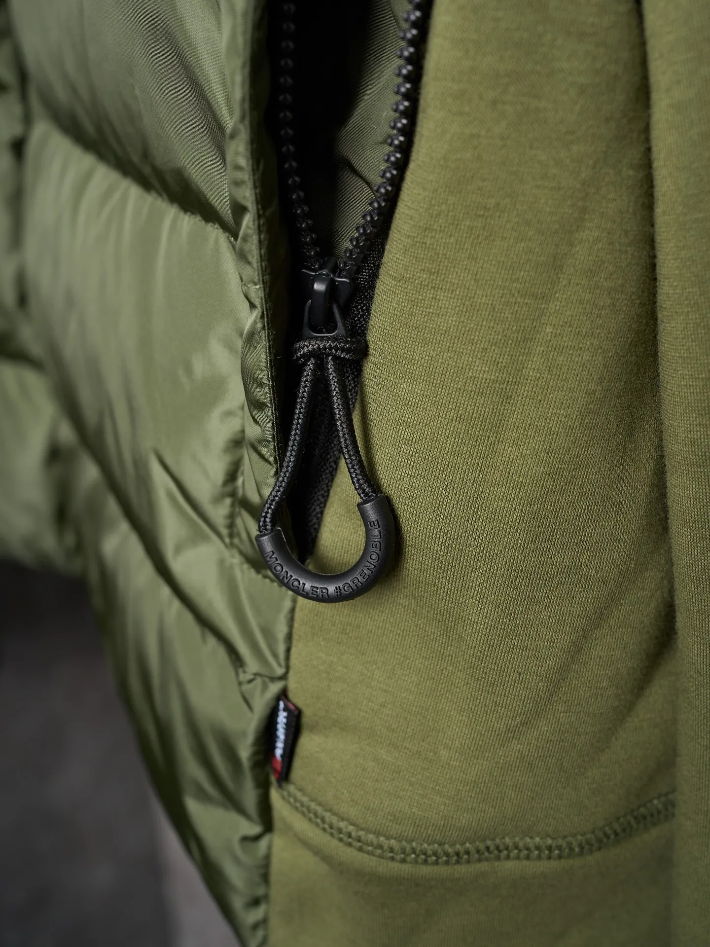 P780 Actual hanging auction] Moncler/Mongolian logo woven splicing down jacket [Ready stock] S M L XL custom matte lattice air shield velvet and 300D high-density calender coating. Use the new national standard 90 white duck down (welcome to test). Full of down content, full of warmth, light and fluffy. With the dark green of the overlapping mountains as the background color, all things are accumulating. The Monlcer triangle logo is embellished on the chest. The power aesthetics of the minimalist logo. The concentrated down filling in the front panel creates dynamic insulation for the core heat dissipation zone of the human body. The hooded down is a moving warm flow barrier for the head and neck, forming a thermal energy circulation system with the front panel. The elastic woven sleeves provide freedom of movement with a sense of compression, forming a relaxed and warm philosophy. Real high-end is to let function become the footnote of style. Computer-mechanical down filling gives priority to making liner paper patterns to determine the down filling area and determine the weight of down per square meter according to the original three-dimensional effect. Thus, the filling amount of each cut piece is calculated. The computerized down filling machine uses a digital weighing unit to achieve stable measurement. 3D three-dimensional quilting technology. With the help of the programming system of the CNC quilting machine, the down in different areas is accurately separated to ensure that the filling is evenly fixed after sewing to avoid agglomeration or shifting. The computer template machine runs the line. The computer template machine's line process shows extremely high neatness and smoothness. The craftsman accurately controls the size during the operation. Ensure that every line meets the design requirements. The lines of the entire template are smooth and unified, neat and beautiful. Triple locking and five-thread dense stitching technology. Main seam locking + diagonal reinforcement + raw edge wrapping. Triple structure forms a three-dimensional protective net at the edge of the fabric to avoid stitch breakage.