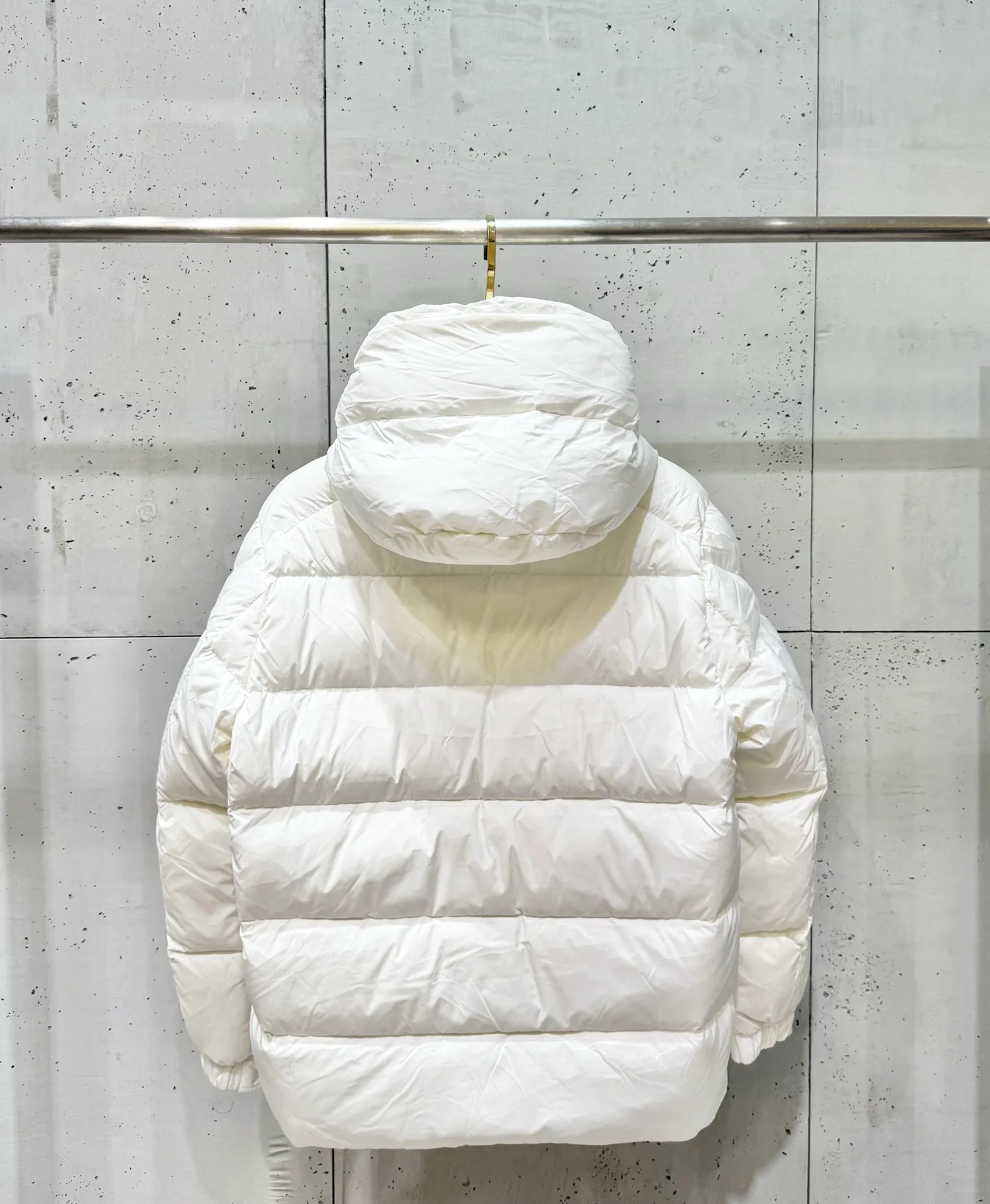 P860 Moncler Vezere Matte Maya Down Jacket, the same style for men and women. If you don’t like glossy Maya, the best choice is this matte Maya. It is a classic version that anyone can control. The original development details are completely consistent with the original version. It is made of 90% goose down and no lining cloth. It has excellent feel and warmth. The Vezere down jacket is made of longue saison fabric, which is both light and warm. This short down jacket features a hood that can be easily removed depending on the weather. Number of yards: 1-5 yards