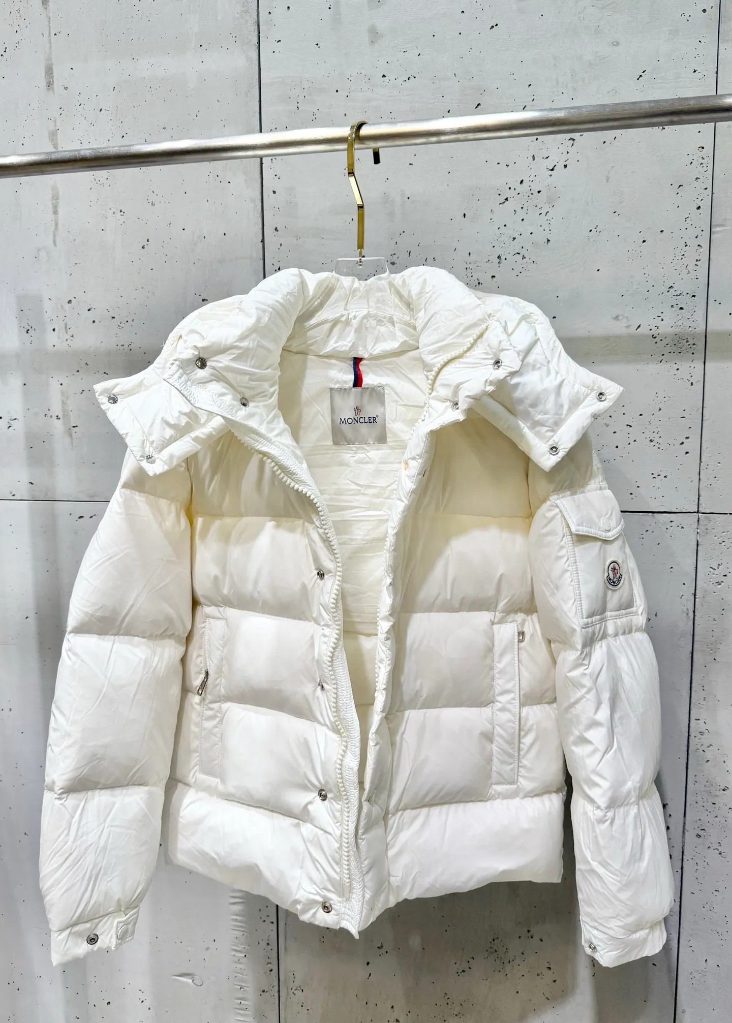 P860 Moncler Vezere Matte Maya Down Jacket, the same style for men and women. If you don’t like glossy Maya, the best choice is this matte Maya. It is a classic version that anyone can control. The original development details are completely consistent with the original version. It is made of 90% goose down and no lining cloth. It has excellent feel and warmth. The Vezere down jacket is made of longue saison fabric, which is both light and warm. This short down jacket features a hood that can be easily removed depending on the weather. Number of yards: 1-5 yards