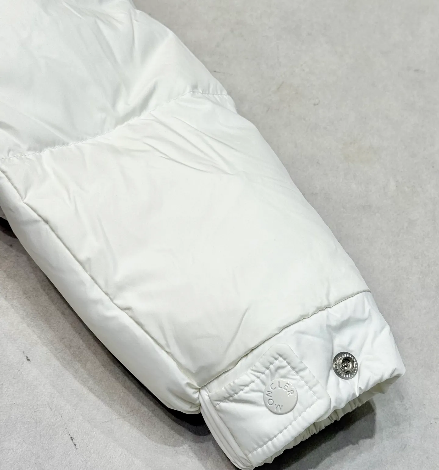 P860 Moncler Vezere Matte Maya Down Jacket, the same style for men and women. If you don’t like glossy Maya, the best choice is this matte Maya. It is a classic version that anyone can control. The original development details are completely consistent with the original version. It is made of 90% goose down and no lining cloth. It has excellent feel and warmth. The Vezere down jacket is made of longue saison fabric, which is both light and warm. This short down jacket features a hood that can be easily removed depending on the weather. Number of yards: 1-5 yards