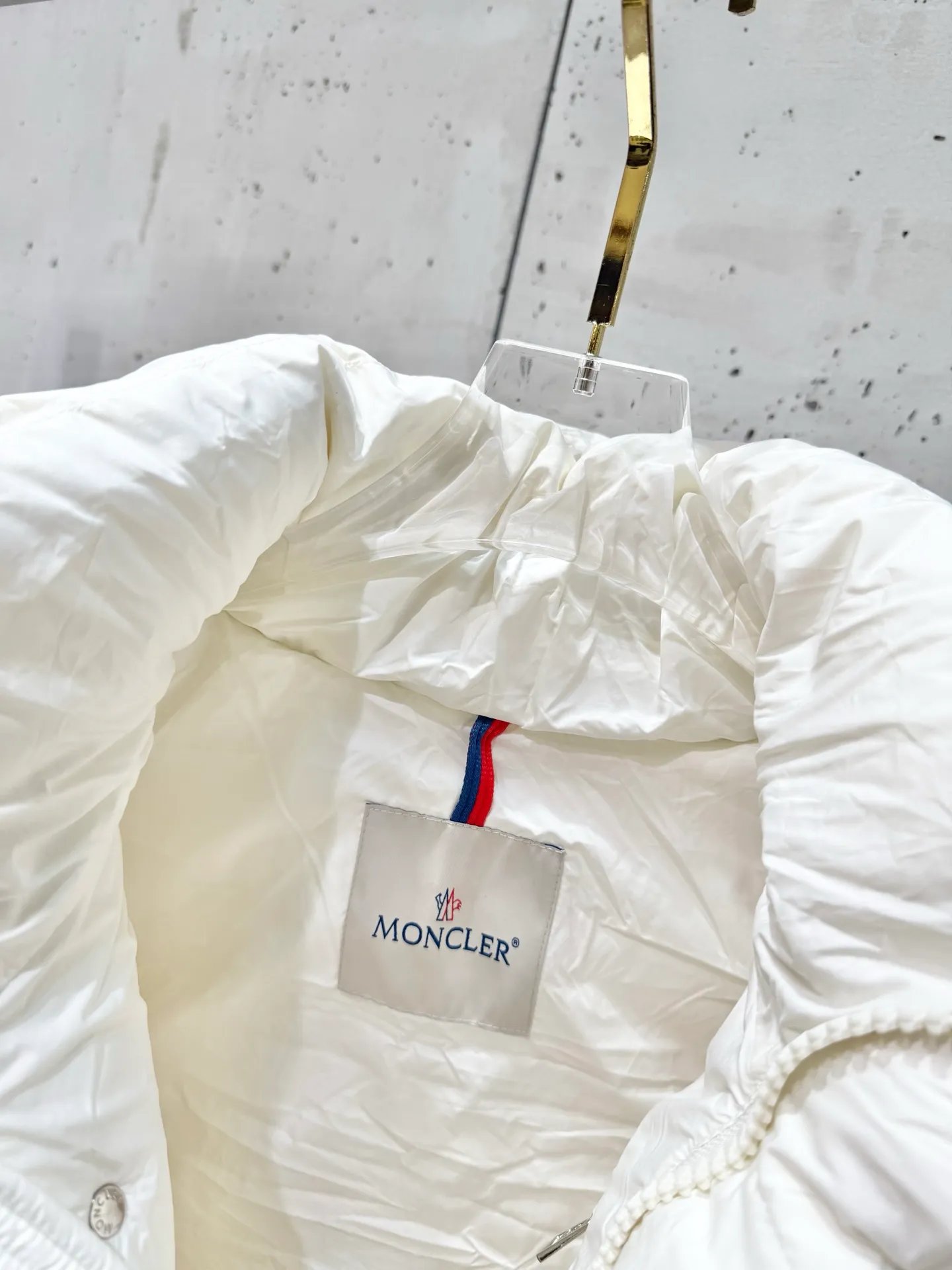 P860 Moncler Vezere Matte Maya Down Jacket, the same style for men and women. If you don’t like glossy Maya, the best choice is this matte Maya. It is a classic version that anyone can control. The original development details are completely consistent with the original version. It is made of 90% goose down and no lining cloth. It has excellent feel and warmth. The Vezere down jacket is made of longue saison fabric, which is both light and warm. This short down jacket features a hood that can be easily removed depending on the weather. Number of yards: 1-5 yards