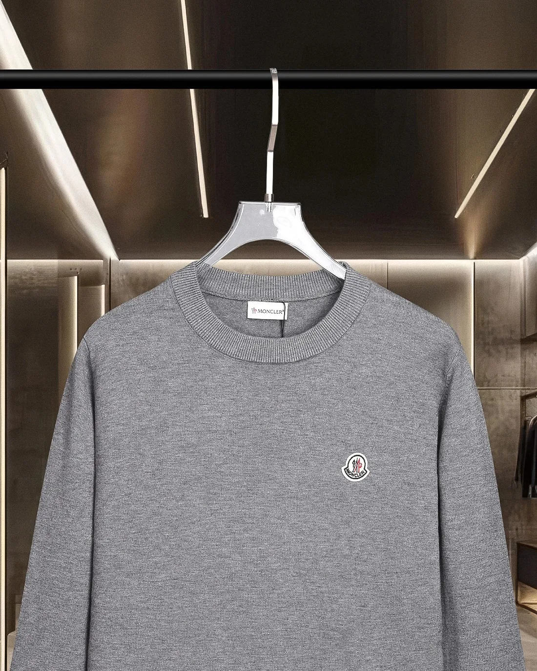 P236 (please stock available) Moncler/Mask 25Fw classic chest Logo letter badge logo casual knitted pullover sweater 2025FW official website new original fabric official same style Selected sweater customization Imported wool fabric High-end version, counter custom fabric High breathability and comfort, precision production, impeccable detail processing, ✅customized logo engraved buttons, three complete labels. Brand element design concept reflects high quality. It feels delicate and soft! Presenting a casual cut, the upper body shape is great 🐍 Color; black, white and gray Size: M-XXXL