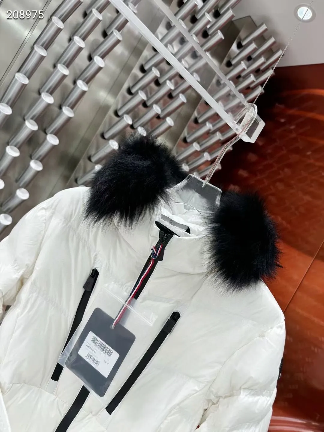 P1360 Moncler Autumn and Winter Fox Fur Collar 10 Down Jacket Original 1:1 Customized Hardware Accessories All Imported Original Customization Welcome to compare at the counter Absolutely high quality Use top 90 goose down Super soft Filled with fluffy and full feathers Super heavy workmanship The fabric is well-crafted and the shape is perfect Note⚠The fabric is super comfortable Exclusive model Non-market product Women's size: 012