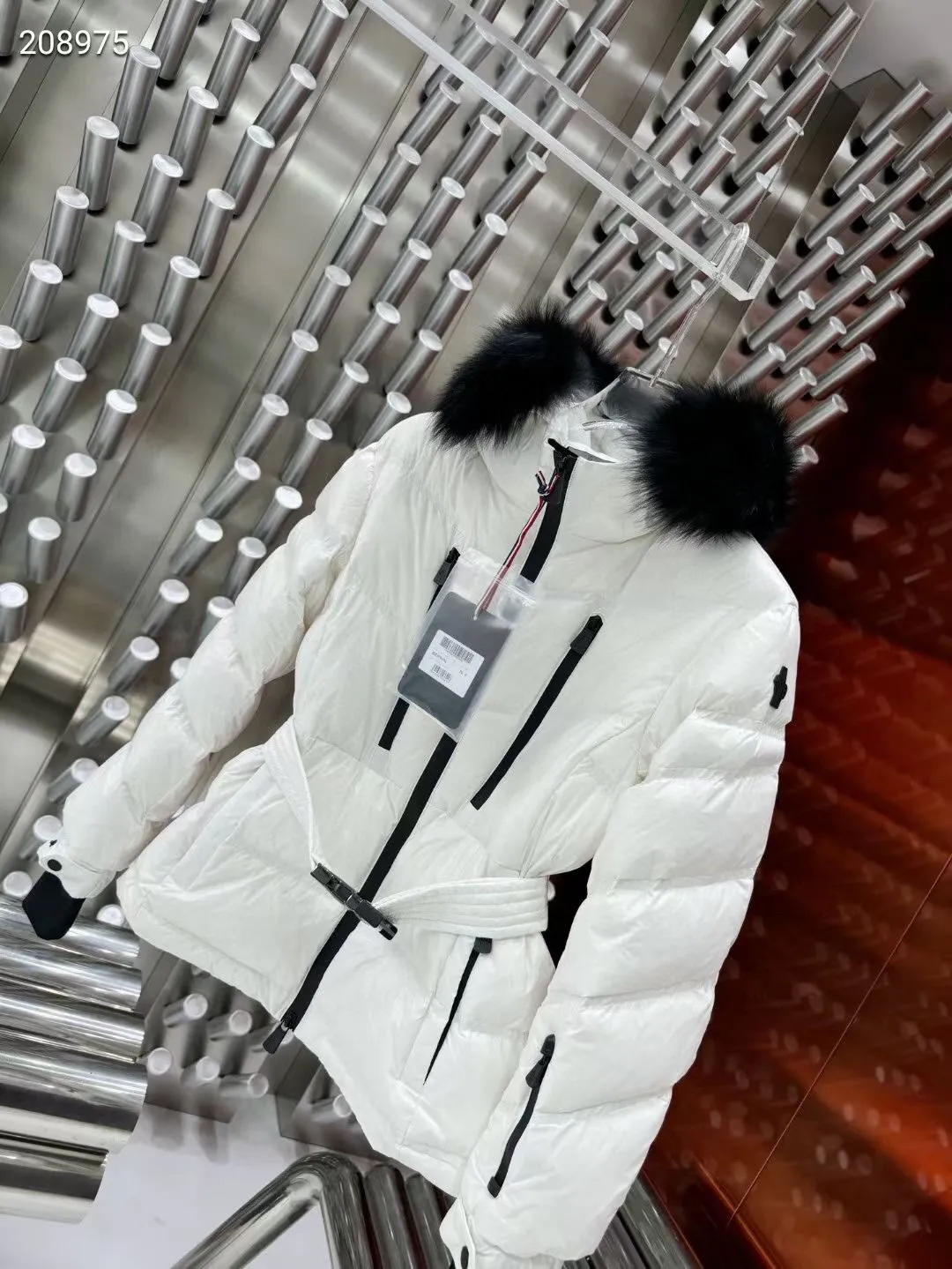 P1360 Moncler Autumn and Winter Fox Fur Collar 10 Down Jacket Original 1:1 Customized Hardware Accessories All Imported Original Customization Welcome to compare at the counter Absolutely high quality Use top 90 goose down Super soft Filled with fluffy and full feathers Super heavy workmanship The fabric is well-crafted and the shape is perfect Note⚠The fabric is super comfortable Exclusive model Non-market product Women's size: 012