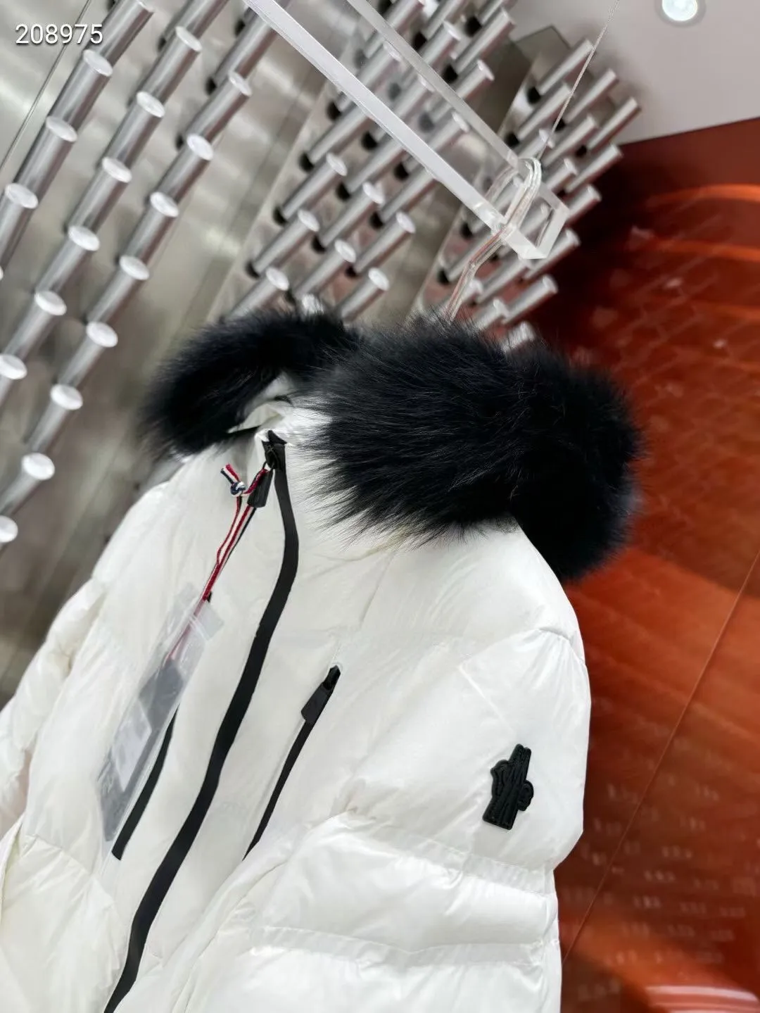 P1360 Moncler Autumn and Winter Fox Fur Collar 10 Down Jacket Original 1:1 Customized Hardware Accessories All Imported Original Customization Welcome to compare at the counter Absolutely high quality Use top 90 goose down Super soft Filled with fluffy and full feathers Super heavy workmanship The fabric is well-crafted and the shape is perfect Note⚠The fabric is super comfortable Exclusive model Non-market product Women's size: 012