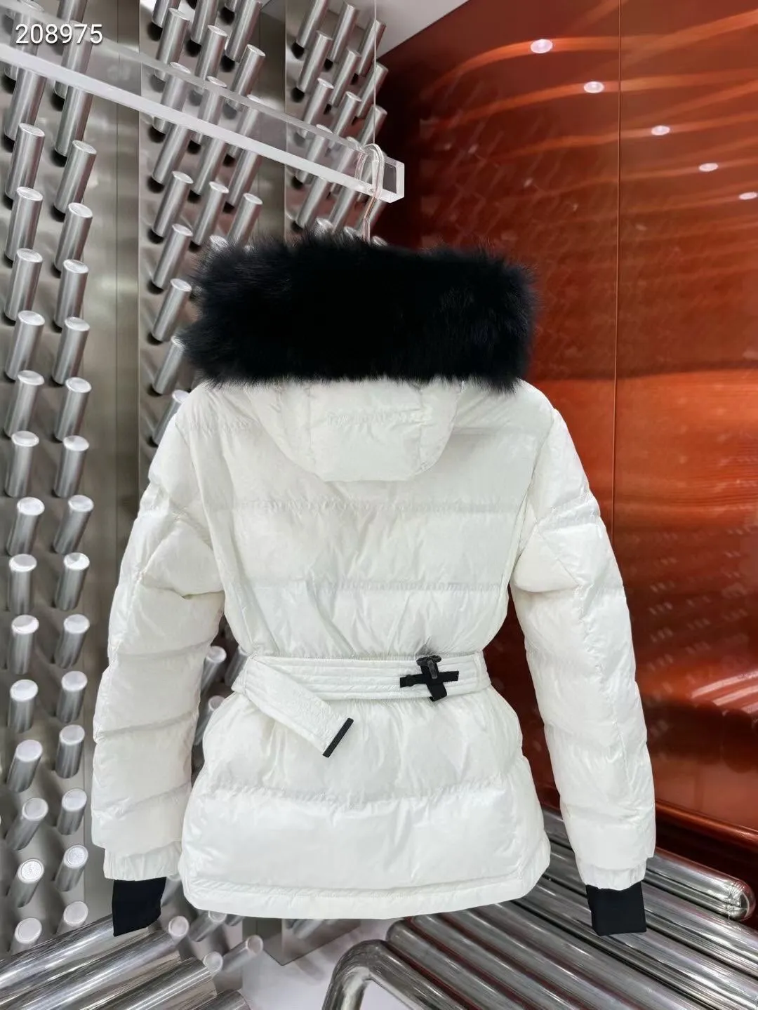 P1360 Moncler Autumn and Winter Fox Fur Collar 10 Down Jacket Original 1:1 Customized Hardware Accessories All Imported Original Customization Welcome to compare at the counter Absolutely high quality Use top 90 goose down Super soft Filled with fluffy and full feathers Super heavy workmanship The fabric is well-crafted and the shape is perfect Note⚠The fabric is super comfortable Exclusive model Non-market product Women's size: 012