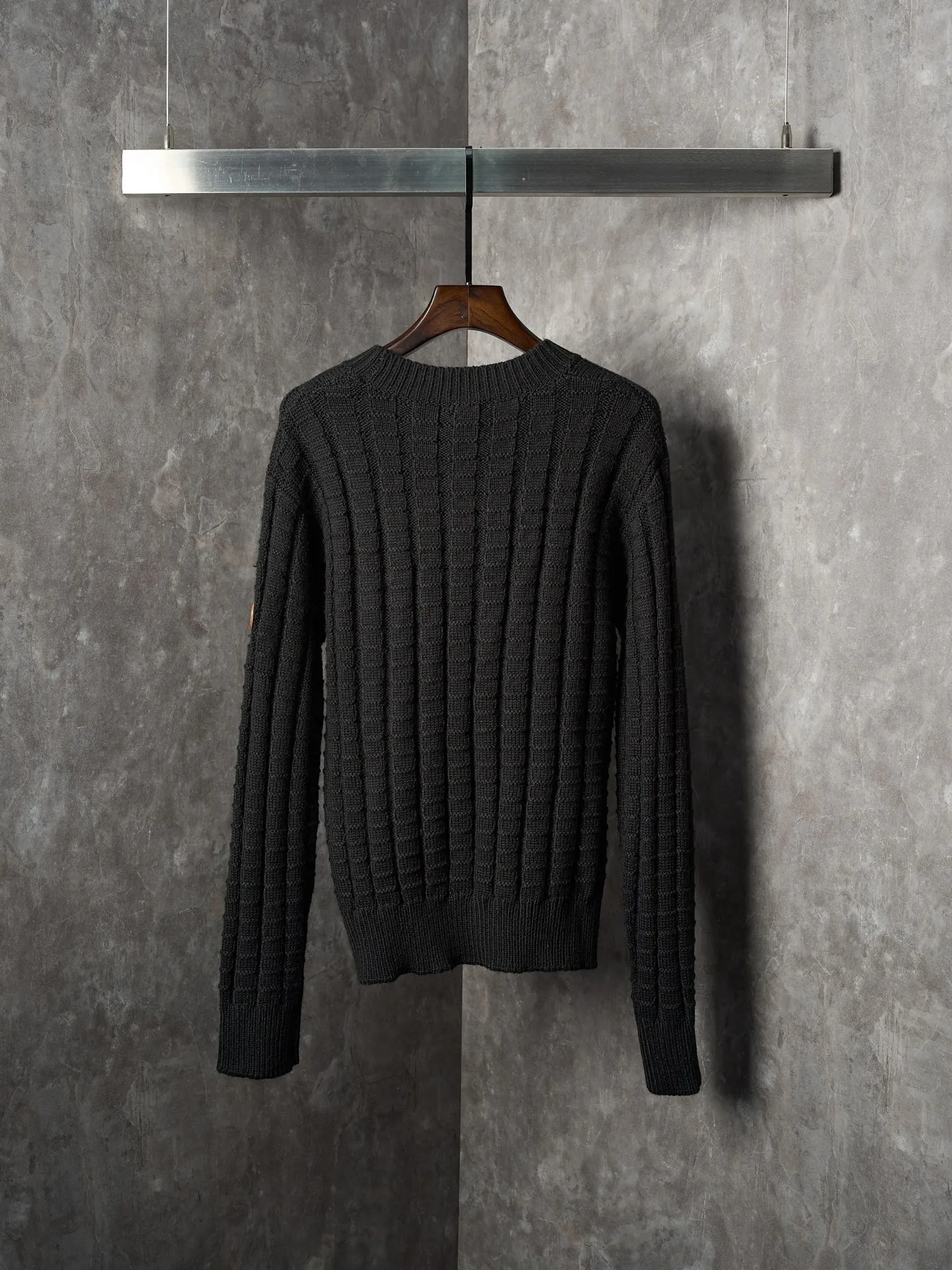 P420 Actual hanging auction] Moncler/Mask embossed woven leather logo round neck long-sleeved sweater [Ready stock] S M L The logo embroidered logo decorates the sleeves and is highly recognizable. The power aesthetic is hidden in the contrast between hardness and softness. The ultimate expression of elegance. There is no need to deliberately create its own style. The whole piece is embossed vertical grain knitting. Through specific stitching and fabric tissue changes, the vertical grains present a relief effect that is raised on the surface of the sweater by changing the arrangement of the stitching and the density of the fabric. Forming the undulating changes in the vertical grains. Curved thread structure. By changing the stitching method and the arrangement of the yarns during the knitting process, the yarns present a curved distribution in the fabric. Garment washing water plus soft and deodorizing process. Use professional washing equipment and specific detergents to deeply clean and deodorize clothes. Improve the feel and appearance of clothes and loose fit.