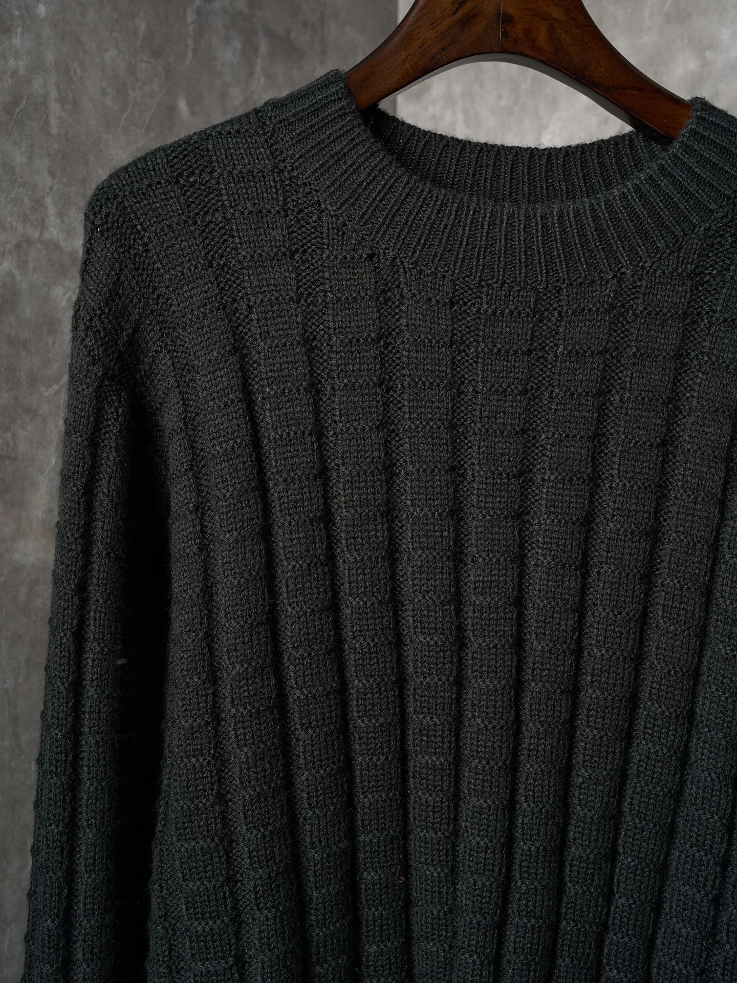 P420 Actual hanging auction] Moncler/Mask embossed woven leather logo round neck long-sleeved sweater [Ready stock] S M L The logo embroidered logo decorates the sleeves and is highly recognizable. The power aesthetic is hidden in the contrast between hardness and softness. The ultimate expression of elegance. There is no need to deliberately create its own style. The whole piece is embossed vertical grain knitting. Through specific stitching and fabric tissue changes, the vertical grains present a relief effect that is raised on the surface of the sweater by changing the arrangement of the stitching and the density of the fabric. Forming the undulating changes in the vertical grains. Curved thread structure. By changing the stitching method and the arrangement of the yarns during the knitting process, the yarns present a curved distribution in the fabric. Garment washing water plus soft and deodorizing process. Use professional washing equipment and specific detergents to deeply clean and deodorize clothes. Improve the feel and appearance of clothes and loose fit.