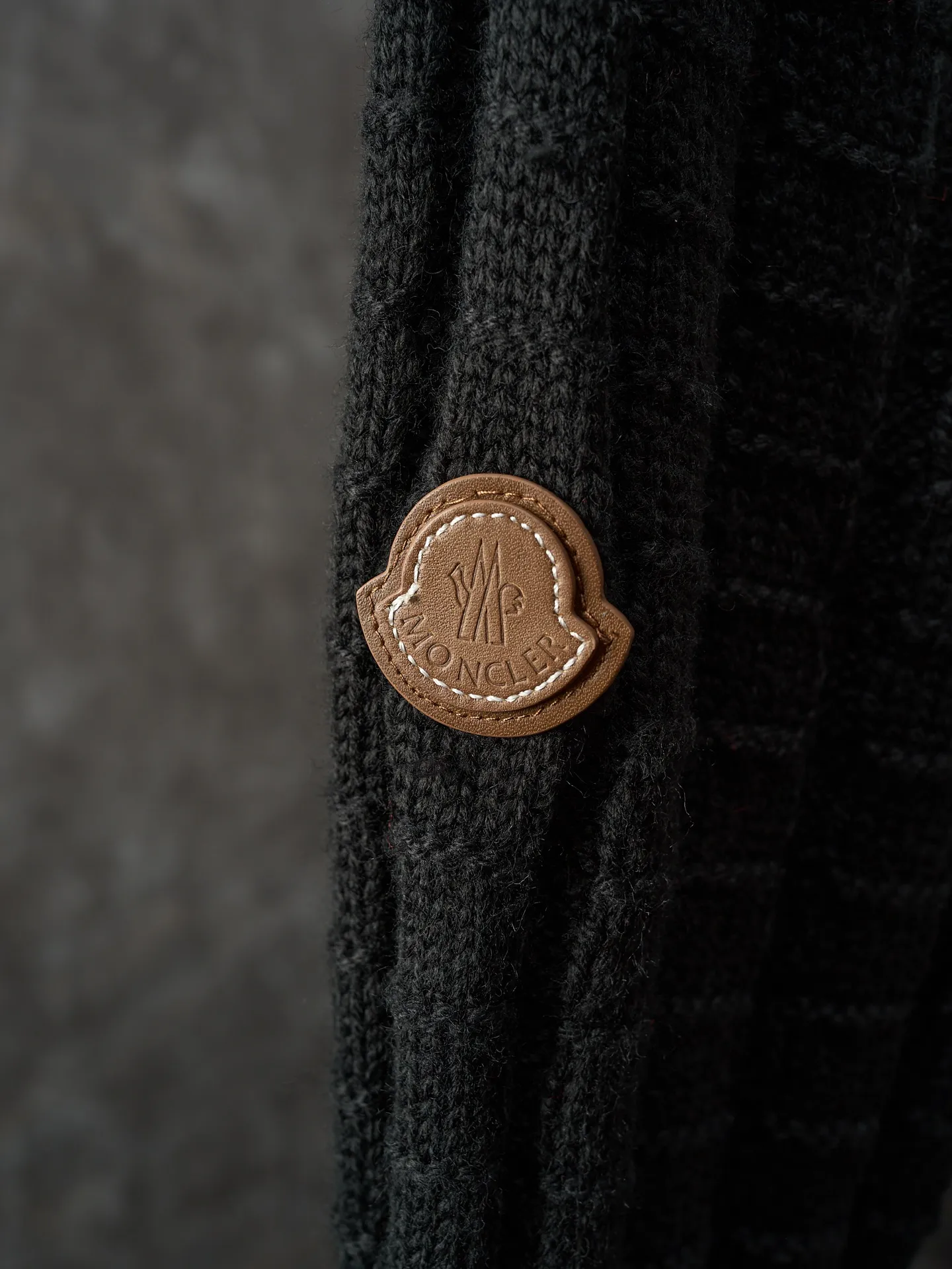 P420 Actual hanging auction] Moncler/Mask embossed woven leather logo round neck long-sleeved sweater [Ready stock] S M L The logo embroidered logo decorates the sleeves and is highly recognizable. The power aesthetic is hidden in the contrast between hardness and softness. The ultimate expression of elegance. There is no need to deliberately create its own style. The whole piece is embossed vertical grain knitting. Through specific stitching and fabric tissue changes, the vertical grains present a relief effect that is raised on the surface of the sweater by changing the arrangement of the stitching and the density of the fabric. Forming the undulating changes in the vertical grains. Curved thread structure. By changing the stitching method and the arrangement of the yarns during the knitting process, the yarns present a curved distribution in the fabric. Garment washing water plus soft and deodorizing process. Use professional washing equipment and specific detergents to deeply clean and deodorize clothes. Improve the feel and appearance of clothes and loose fit.
