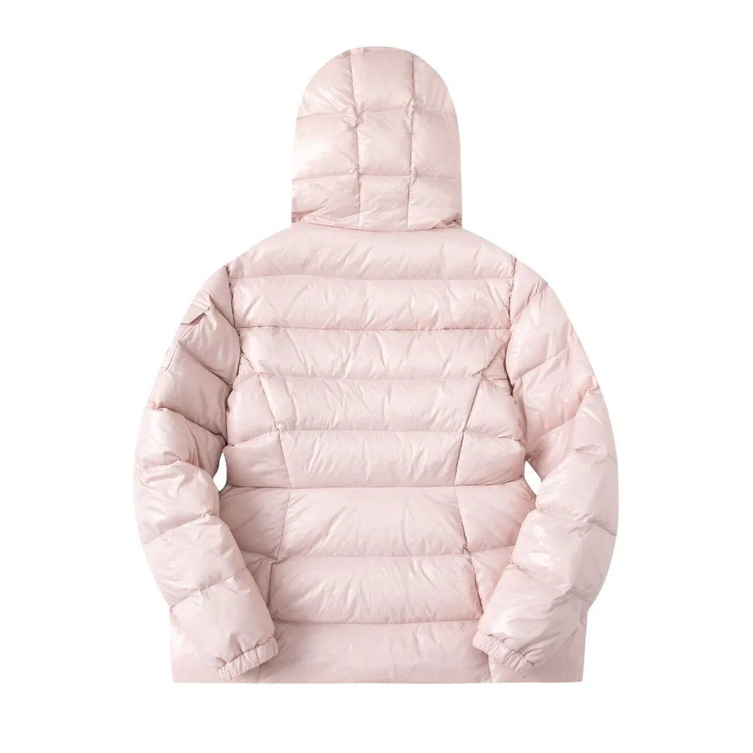 P860 (with dust bag) Moncler/Mask Hooded Waist Women's Short Down Jacket. The down jacket has both feminine temperament and practical functions, reinterpreting the aesthetic style of the 1970s for modern women. The barante down jacket is made from lustrous nylon and is inspired by the 1970s. It adopts a waist design and presents an A-line silhouette, highlighting a feminine style. An adjustable hood and signature logo patch add finishing touches. Details · Made of lon laqué fabric · lon laqué lining · Filled with down · Adjustable hood · Zipper and snap closure · Suit pocket · Adjustable cuffs Color: black/beige/pink size:0/1/2/3