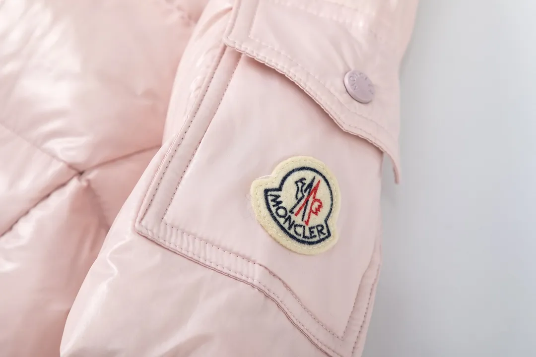 P860 (with dust bag) Moncler/Mask Hooded Waist Women's Short Down Jacket. The down jacket has both feminine temperament and practical functions, reinterpreting the aesthetic style of the 1970s for modern women. The barante down jacket is made from lustrous nylon and is inspired by the 1970s. It adopts a waist design and presents an A-line silhouette, highlighting a feminine style. An adjustable hood and signature logo patch add finishing touches. Details · Made of lon laqué fabric · lon laqué lining · Filled with down · Adjustable hood · Zipper and snap closure · Suit pocket · Adjustable cuffs Color: black/beige/pink size:0/1/2/3