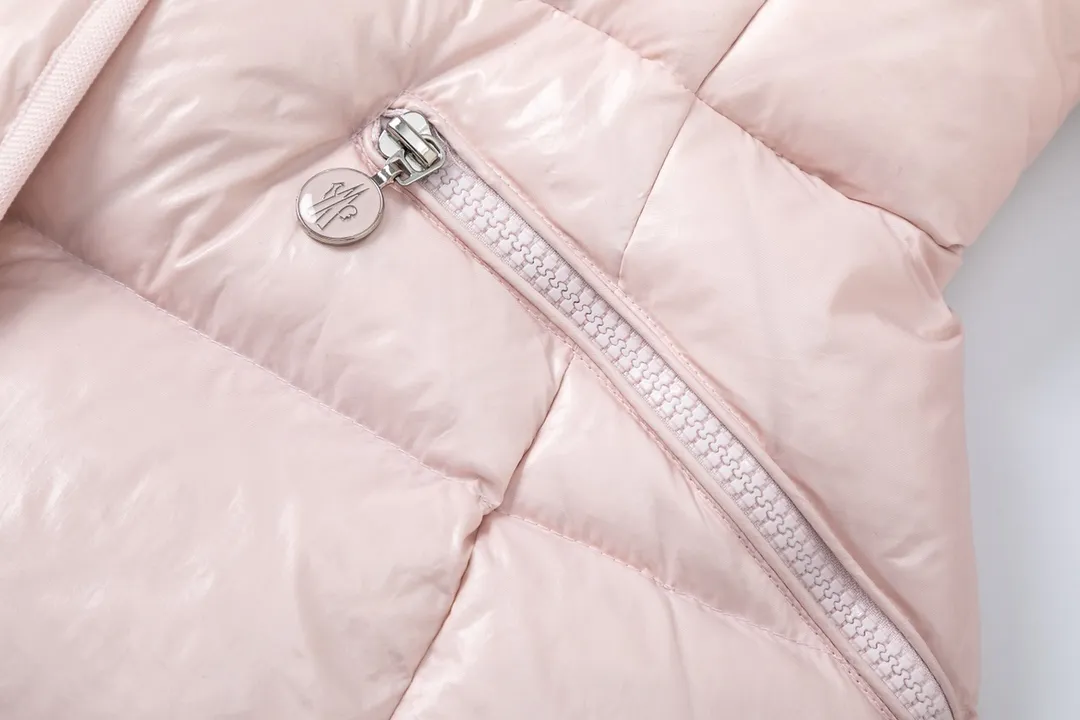 P860 (with dust bag) Moncler/Mask Hooded Waist Women's Short Down Jacket. The down jacket has both feminine temperament and practical functions, reinterpreting the aesthetic style of the 1970s for modern women. The barante down jacket is made from lustrous nylon and is inspired by the 1970s. It adopts a waist design and presents an A-line silhouette, highlighting a feminine style. An adjustable hood and signature logo patch add finishing touches. Details · Made of lon laqué fabric · lon laqué lining · Filled with down · Adjustable hood · Zipper and snap closure · Suit pocket · Adjustable cuffs Color: black/beige/pink size:0/1/2/3