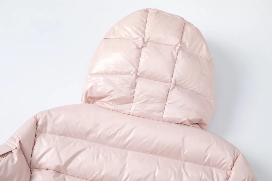P860 (with dust bag) Moncler/Mask Hooded Waist Women's Short Down Jacket. The down jacket has both feminine temperament and practical functions, reinterpreting the aesthetic style of the 1970s for modern women. The barante down jacket is made from lustrous nylon and is inspired by the 1970s. It adopts a waist design and presents an A-line silhouette, highlighting a feminine style. An adjustable hood and signature logo patch add finishing touches. Details · Made of lon laqué fabric · lon laqué lining · Filled with down · Adjustable hood · Zipper and snap closure · Suit pocket · Adjustable cuffs Color: black/beige/pink size:0/1/2/3