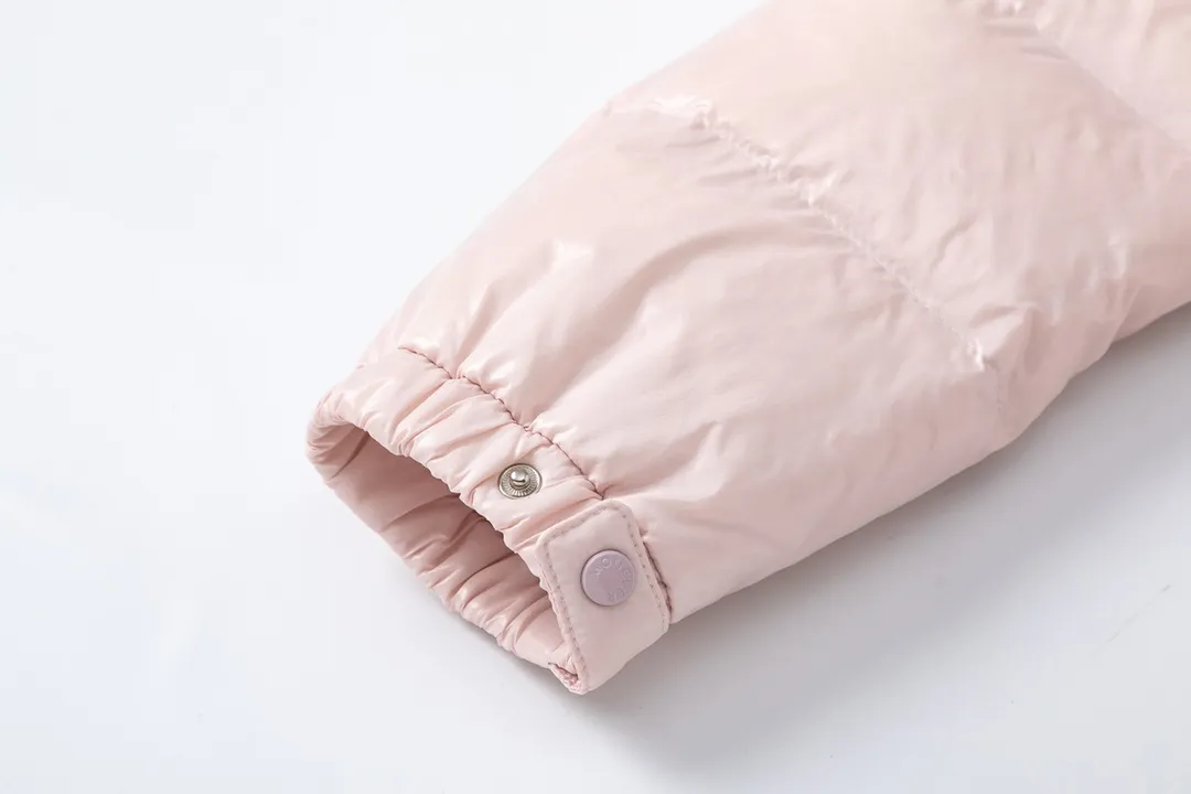 P860 (with dust bag) Moncler/Mask Hooded Waist Women's Short Down Jacket. The down jacket has both feminine temperament and practical functions, reinterpreting the aesthetic style of the 1970s for modern women. The barante down jacket is made from lustrous nylon and is inspired by the 1970s. It adopts a waist design and presents an A-line silhouette, highlighting a feminine style. An adjustable hood and signature logo patch add finishing touches. Details · Made of lon laqué fabric · lon laqué lining · Filled with down · Adjustable hood · Zipper and snap closure · Suit pocket · Adjustable cuffs Color: black/beige/pink size:0/1/2/3