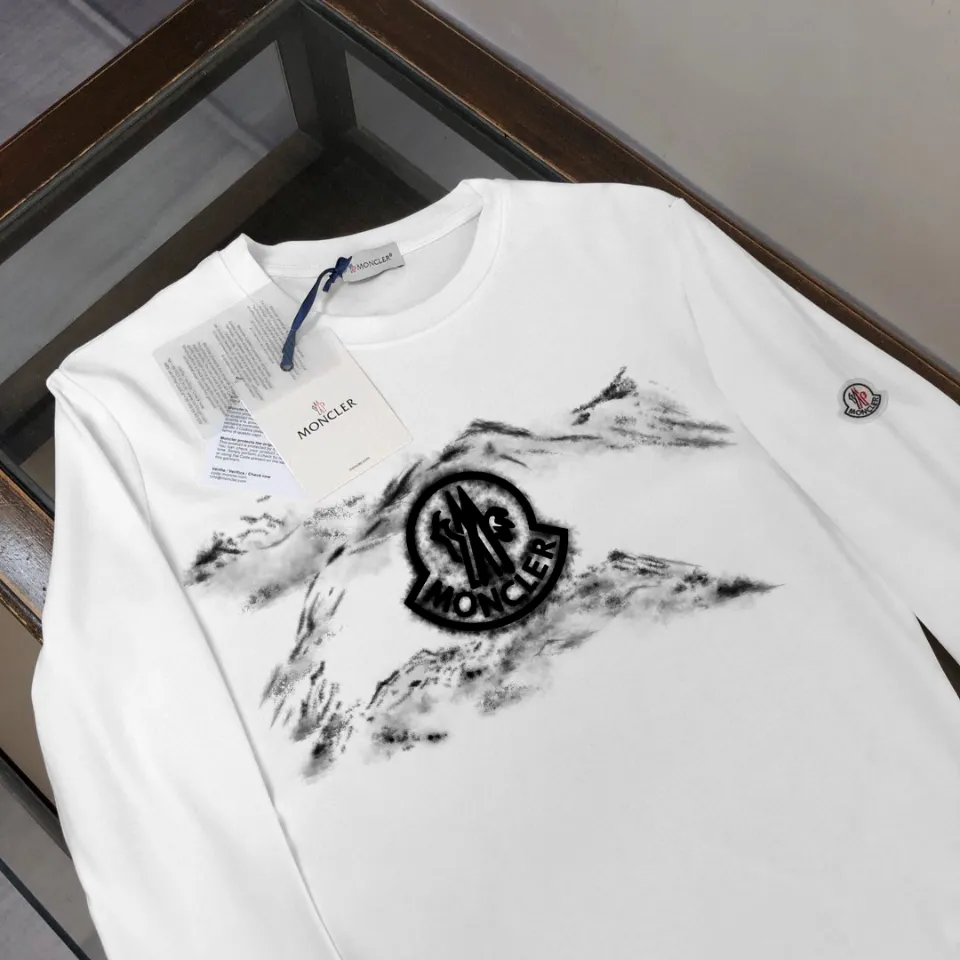 P180, a non-off-the-shelf model, you can trust it. Moncler printed long-sleeved T-shirt, 240g breathable cotton fabric, very soft and comfortable texture, does not shrink, does not deform, does not ball), can be worn alone as a base layer. Original customized accessories, collar label, care mark, hangtag, packaging (perfect details) Color: White Black Size: XS S M L