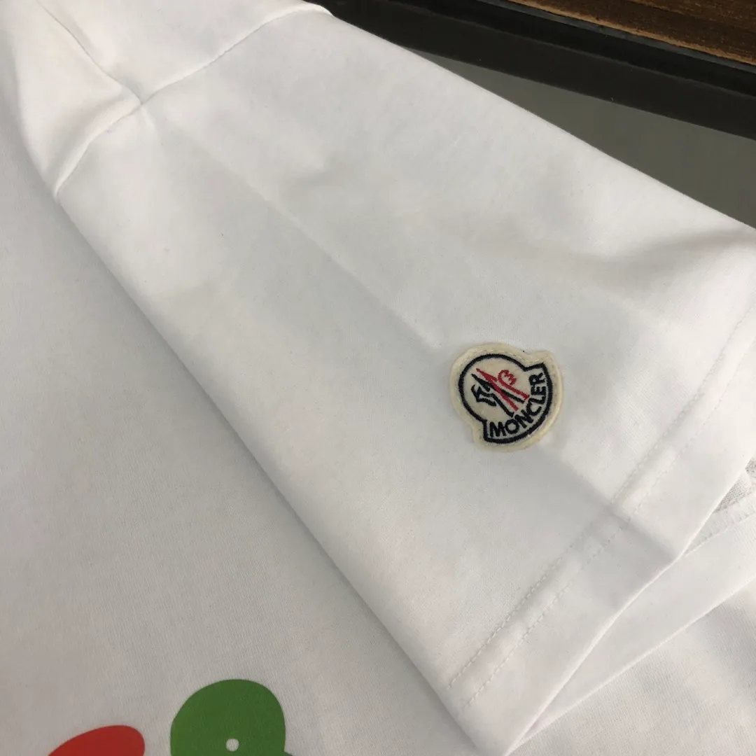 P160 🔥MONCLER The latest short-sleeved T-shirt for couples ~ Colorful bear element print ~ The fabric upper body is comfortable and breathable, not stiff, slim cut, made of high-end custom-made pure cotton fabric! The upper body is comfortable and stylish, and it can be worn alone as an inner layer. It is a must-have for fashionistas! ! ! Color: black white Size: S～XL (loose version, please state your height and weight when placing an order)