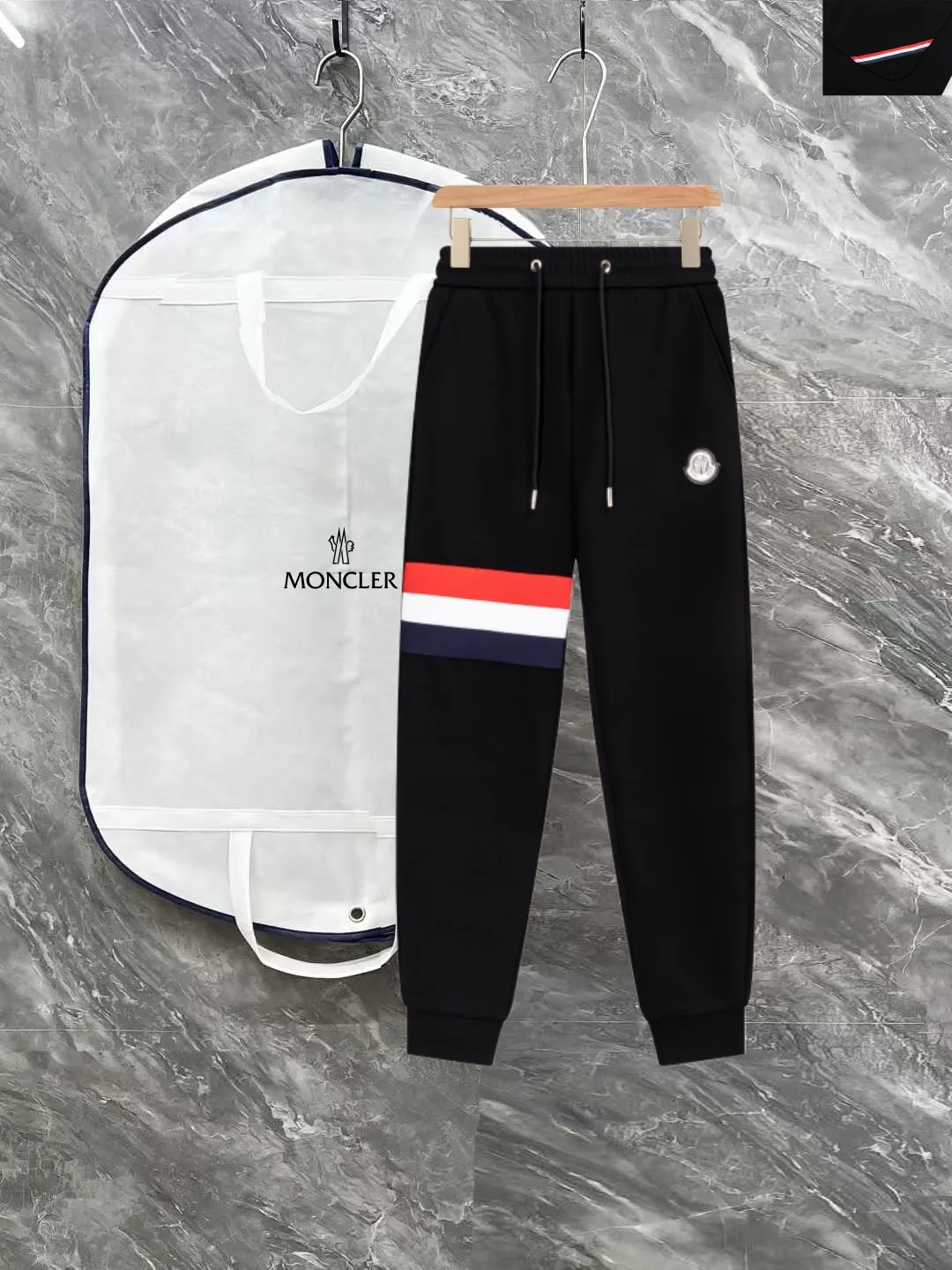 P290 Moncler new autumn trousers, European trade channels, direct delivery from Italian overseas warehouses, limited sales of overseas boutiques.  SS's new casual and fashionable sweatpants, these sweatpants use big-name designs to create a fashionable and trendy feel. The details are exquisitely processed, showing super high quality.  The pants are embellished with iconic brand logos to highlight the brand style and create a fashionable and diverse look. Carefully crafted from 100% imported fabrics, they are soft and comfortable, and are skin-friendly and warm. They are a pair of pants that are comfortable both at home and when going out. You can just wear a jacket and a sweater to go out~ Color: Black Size: M L XL 2XL 3XL
