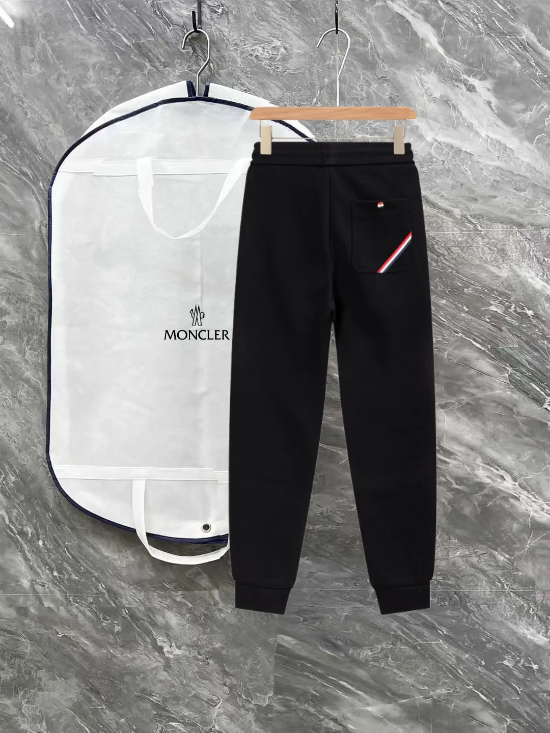P290 Moncler new autumn trousers, European trade channels, direct delivery from Italian overseas warehouses, limited sales of overseas boutiques.  SS's new casual and fashionable sweatpants, these sweatpants use big-name designs to create a fashionable and trendy feel. The details are exquisitely processed, showing super high quality.  The pants are embellished with iconic brand logos to highlight the brand style and create a fashionable and diverse look. Carefully crafted from 100% imported fabrics, they are soft and comfortable, and are skin-friendly and warm. They are a pair of pants that are comfortable both at home and when going out. You can just wear a jacket and a sweater to go out~ Color: Black Size: M L XL 2XL 3XL