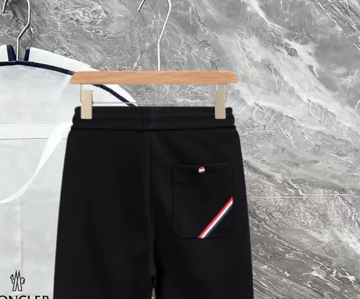 P290 Moncler new autumn trousers, European trade channels, direct delivery from Italian overseas warehouses, limited sales of overseas boutiques.  SS's new casual and fashionable sweatpants, these sweatpants use big-name designs to create a fashionable and trendy feel. The details are exquisitely processed, showing super high quality.  The pants are embellished with iconic brand logos to highlight the brand style and create a fashionable and diverse look. Carefully crafted from 100% imported fabrics, they are soft and comfortable, and are skin-friendly and warm. They are a pair of pants that are comfortable both at home and when going out. You can just wear a jacket and a sweater to go out~ Color: Black Size: M L XL 2XL 3XL