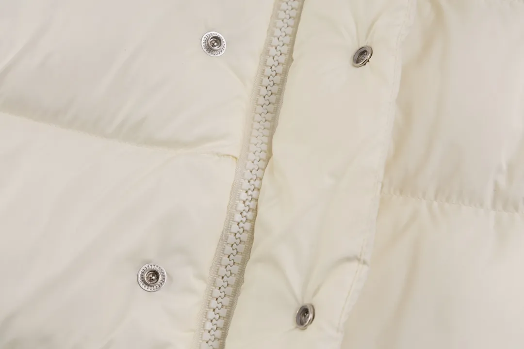 P720 top version Moncler/mask 24FWMarie70 winter women's down jacket, genuine synchronous anti-counterfeiting chip sensor! National standard 90 white duck down, high version of the classic series, never false goose down and other series of misleading! 15D nylon fabric/lining is of the highest standard, never velvet! The auxiliary materials and hardware are all custom-made from the original factory, 100% restoring the replica quality! The perfect combination of every link ensures the smoothness of each piece of clothing. Color: white pink