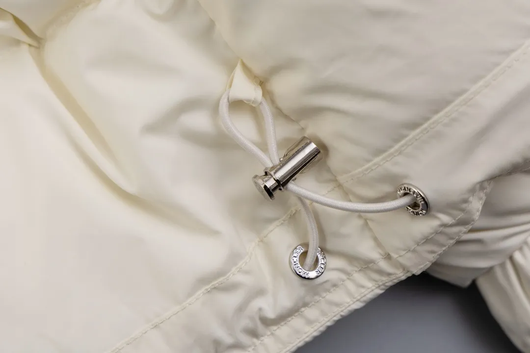 P720 top version Moncler/mask 24FWMarie70 winter women's down jacket, genuine synchronous anti-counterfeiting chip sensor! National standard 90 white duck down, high version of the classic series, never false goose down and other series of misleading! 15D nylon fabric/lining is of the highest standard, never velvet! The auxiliary materials and hardware are all custom-made from the original factory, 100% restoring the replica quality! The perfect combination of every link ensures the smoothness of each piece of clothing. Color: white pink