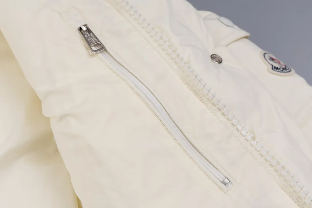 P720 top version Moncler/mask 24FWMarie70 winter women's down jacket, genuine synchronous anti-counterfeiting chip sensor! National standard 90 white duck down, high version of the classic series, never false goose down and other series of misleading! 15D nylon fabric/lining is of the highest standard, never velvet! The auxiliary materials and hardware are all custom-made from the original factory, 100% restoring the replica quality! The perfect combination of every link ensures the smoothness of each piece of clothing. Color: white pink