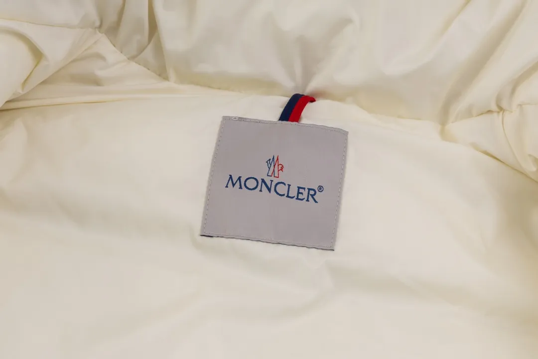 P720 top version Moncler/mask 24FWMarie70 winter women's down jacket, genuine synchronous anti-counterfeiting chip sensor! National standard 90 white duck down, high version of the classic series, never false goose down and other series of misleading! 15D nylon fabric/lining is of the highest standard, never velvet! The auxiliary materials and hardware are all custom-made from the original factory, 100% restoring the replica quality! The perfect combination of every link ensures the smoothness of each piece of clothing. Color: white pink