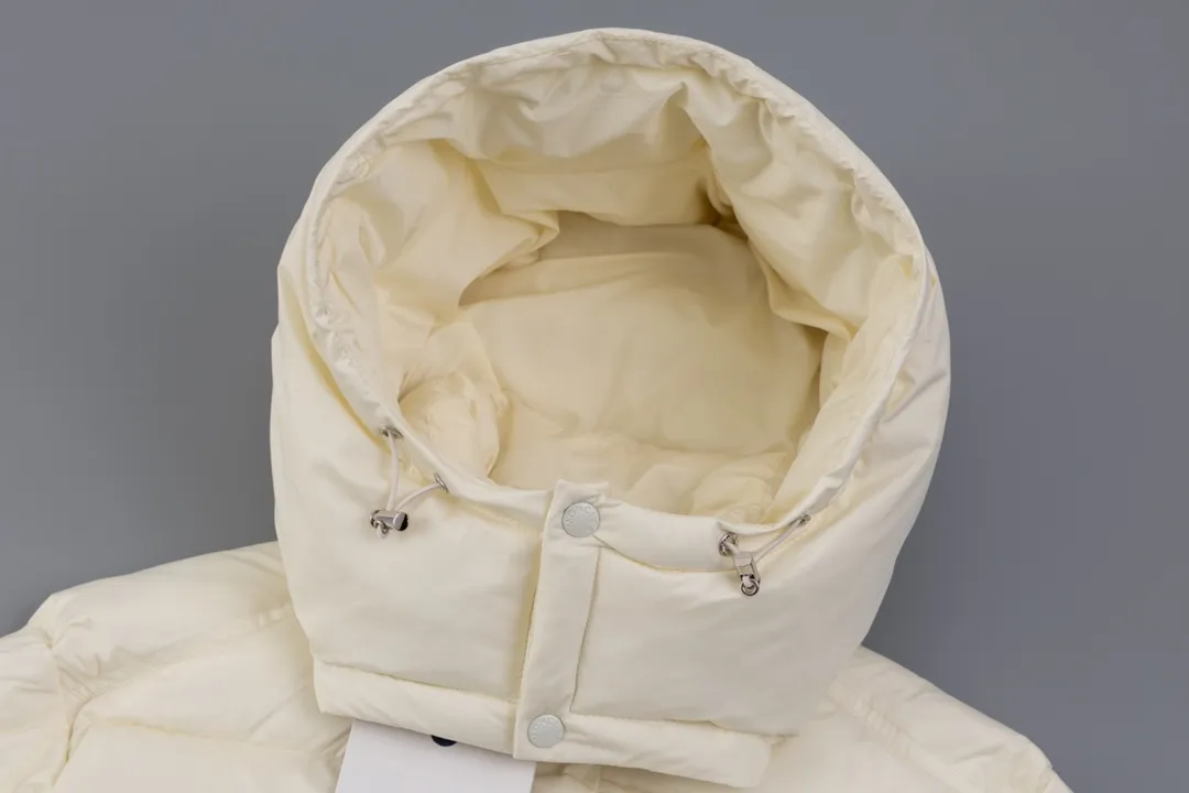 P720 top version Moncler/mask 24FWMarie70 winter women's down jacket, genuine synchronous anti-counterfeiting chip sensor! National standard 90 white duck down, high version of the classic series, never false goose down and other series of misleading! 15D nylon fabric/lining is of the highest standard, never velvet! The auxiliary materials and hardware are all custom-made from the original factory, 100% restoring the replica quality! The perfect combination of every link ensures the smoothness of each piece of clothing. Color: white pink