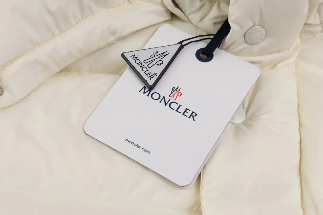 P720 top version Moncler/mask 24FWMarie70 winter women's down jacket, genuine synchronous anti-counterfeiting chip sensor! National standard 90 white duck down, high version of the classic series, never false goose down and other series of misleading! 15D nylon fabric/lining is of the highest standard, never velvet! The auxiliary materials and hardware are all custom-made from the original factory, 100% restoring the replica quality! The perfect combination of every link ensures the smoothness of each piece of clothing. Color: white pink
