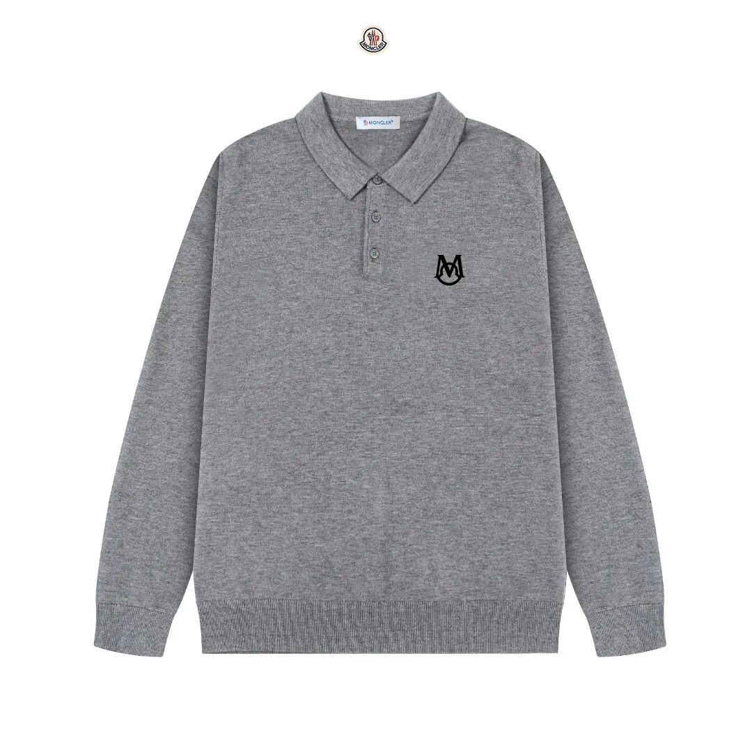 P240 Moncler's latest casual Polo lapel wool sweater.  The texture is delicate, soft and comfortable, skin-friendly and warm, not easy to deform, simple and high-end style, and the logo on the chest is very exquisite and perfect! The upper body effect is very strong 👍 Color: black, gray Size: S-XL
