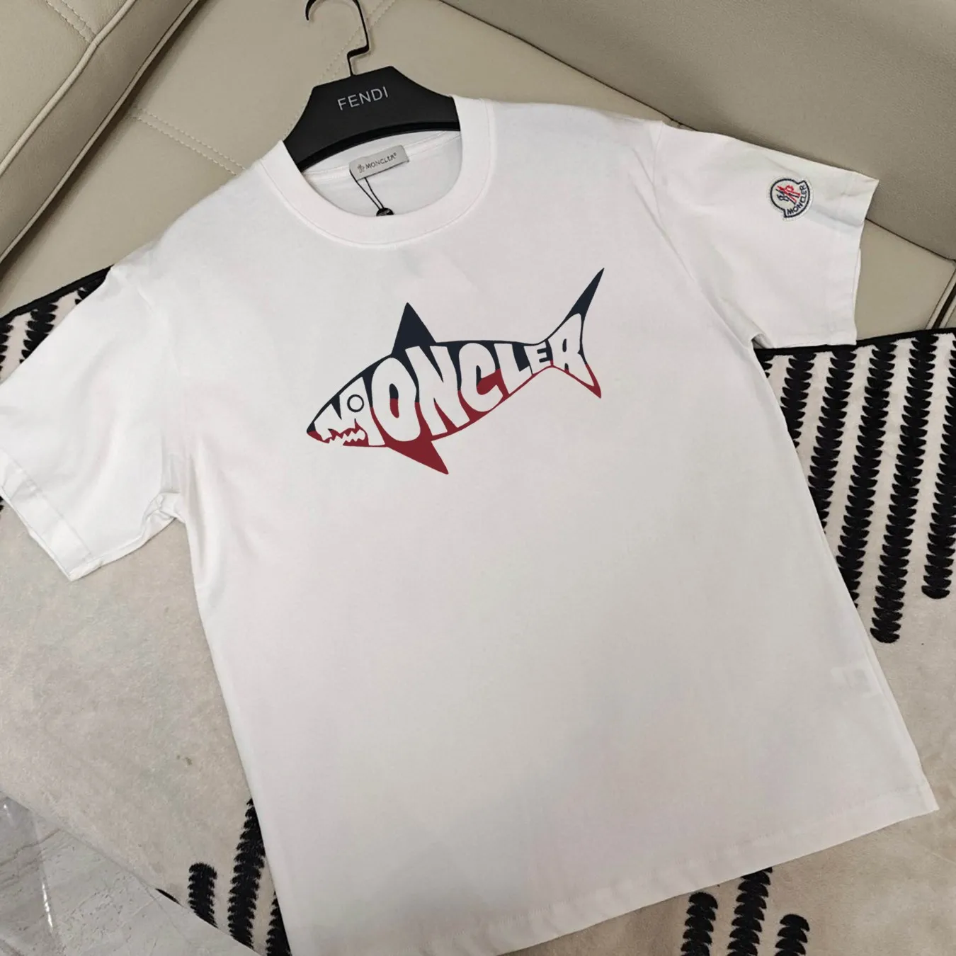 P160 Moncler 25s new modal T-shirt. Brand letter logo printing design. Shark printing. Presenting something special. Clean, refreshing, simple and generous. Recommended items for any age [Fireworks] regular version! Customized 250g modal comb fabric, the surface is skin-friendly and smooth, and the body is as comfortable as a baby! Color: Black. White. Size: s-xxl