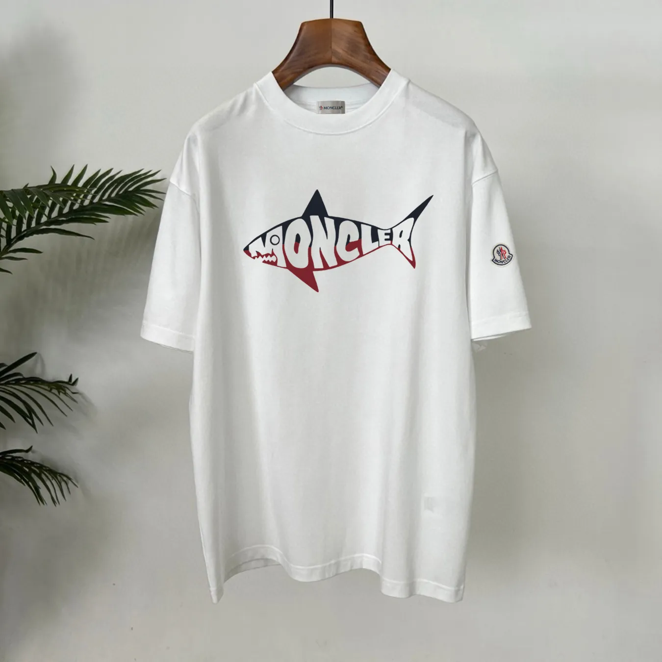 P160 Moncler 25s new modal T-shirt. Brand letter logo printing design. Shark printing. Presenting something special. Clean, refreshing, simple and generous. Recommended items for any age [Fireworks] regular version! Customized 250g modal comb fabric, the surface is skin-friendly and smooth, and the body is as comfortable as a baby! Color: Black. White. Size: s-xxl