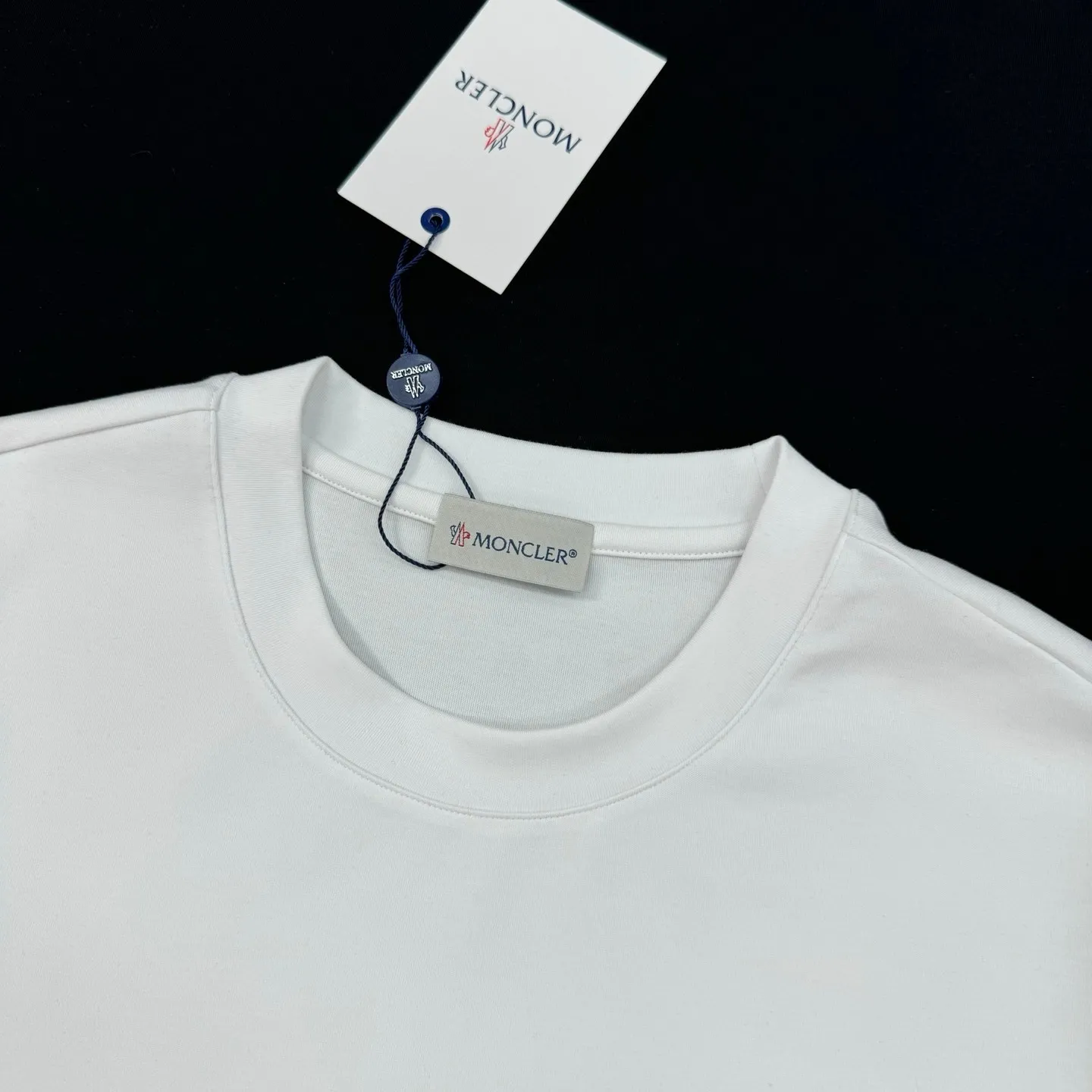 P160 Moncler 25s new modal T-shirt. Brand letter logo printing design. Shark printing. Presenting something special. Clean, refreshing, simple and generous. Recommended items for any age [Fireworks] regular version! Customized 250g modal comb fabric, the surface is skin-friendly and smooth, and the body is as comfortable as a baby! Color: Black. White. Size: s-xxl