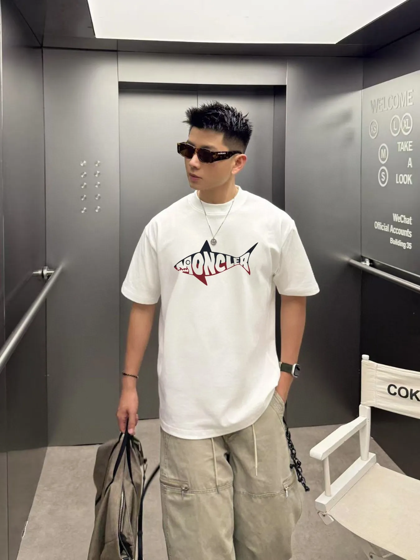 P160 Moncler 25s new modal T-shirt. Brand letter logo printing design. Shark printing. Presenting something special. Clean, refreshing, simple and generous. Recommended items for any age [Fireworks] regular version! Customized 250g modal comb fabric, the surface is skin-friendly and smooth, and the body is as comfortable as a baby! Color: Black. White. Size: s-xxl