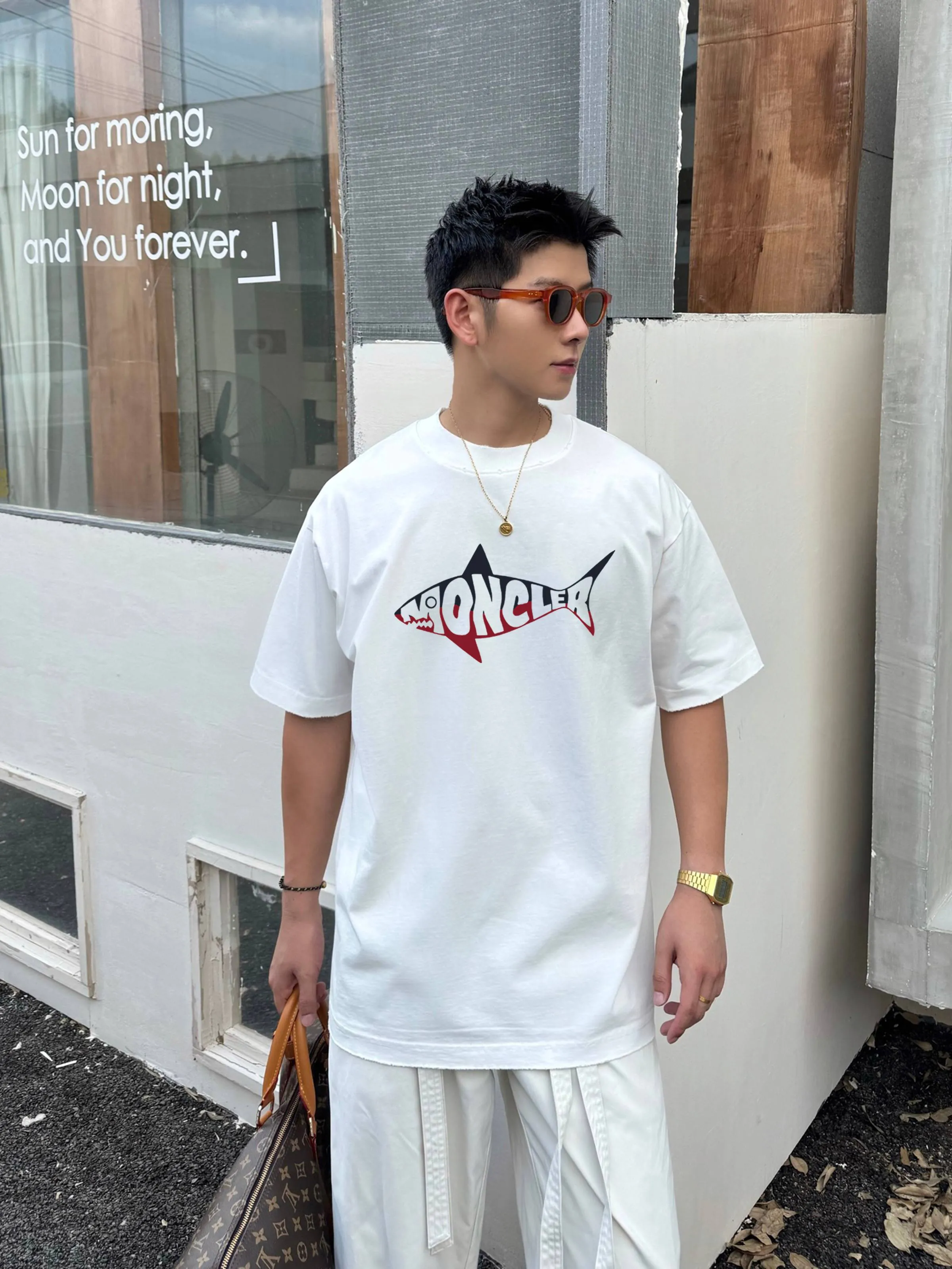 P160 Moncler 25s new modal T-shirt. Brand letter logo printing design. Shark printing. Presenting something special. Clean, refreshing, simple and generous. Recommended items for any age [Fireworks] regular version! Customized 250g modal comb fabric, the surface is skin-friendly and smooth, and the body is as comfortable as a baby! Color: Black. White. Size: s-xxl
