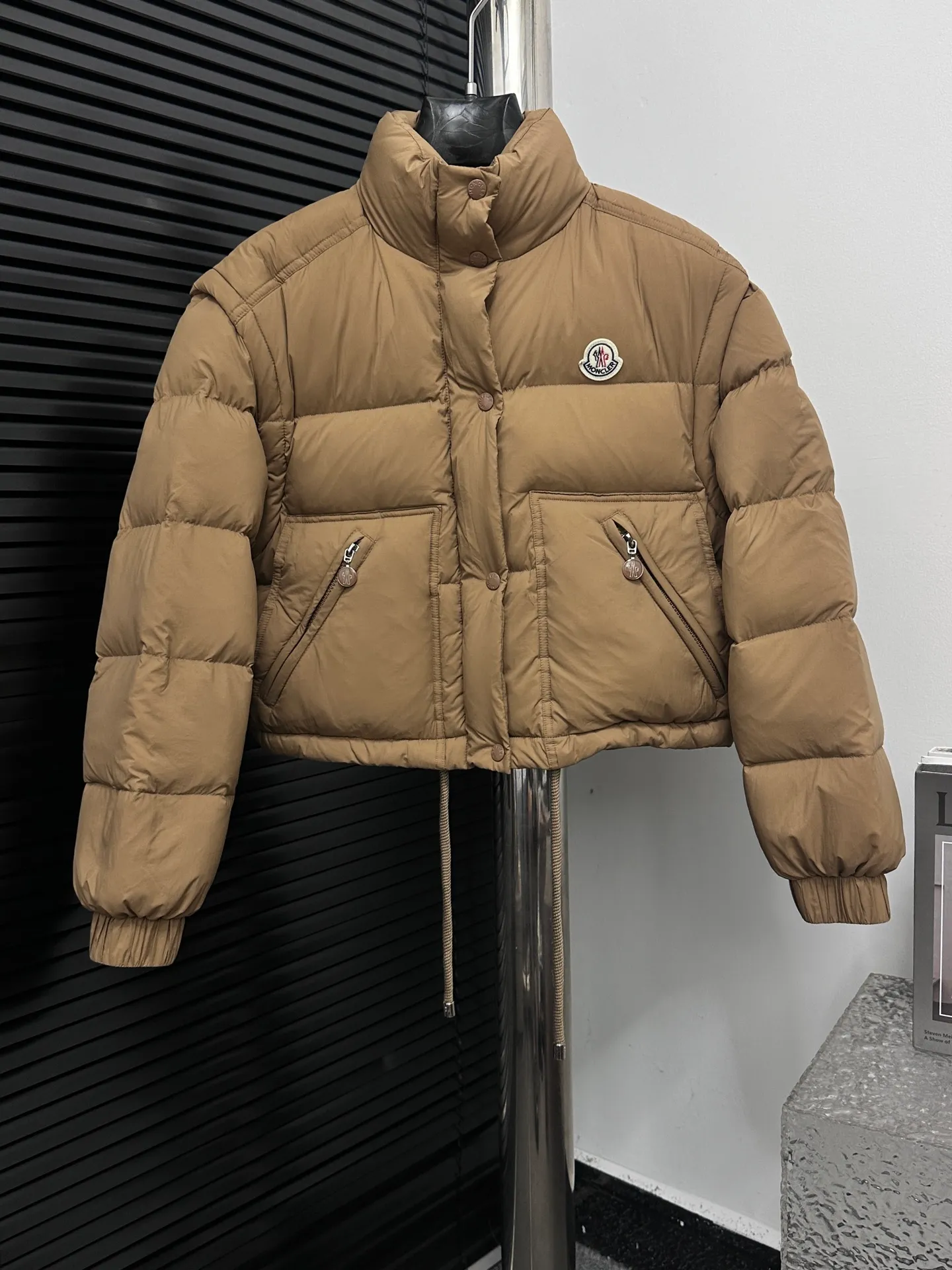 P900 [moncler] Meng Mouth Autumn and Winter New Style🉑️Disassembly Down Jacket Original custom-made hardware accessories are all imported and original customization Welcome to compare Absolutely high quality Use top-grade 90 white goose down Super soft Filled with fluffy and full feathers Super heavy-duty Fabric workmanship and perfect version Note that the fabric is super comfortable Exclusive model Non-market goods Color; White Khaki Size: 1234