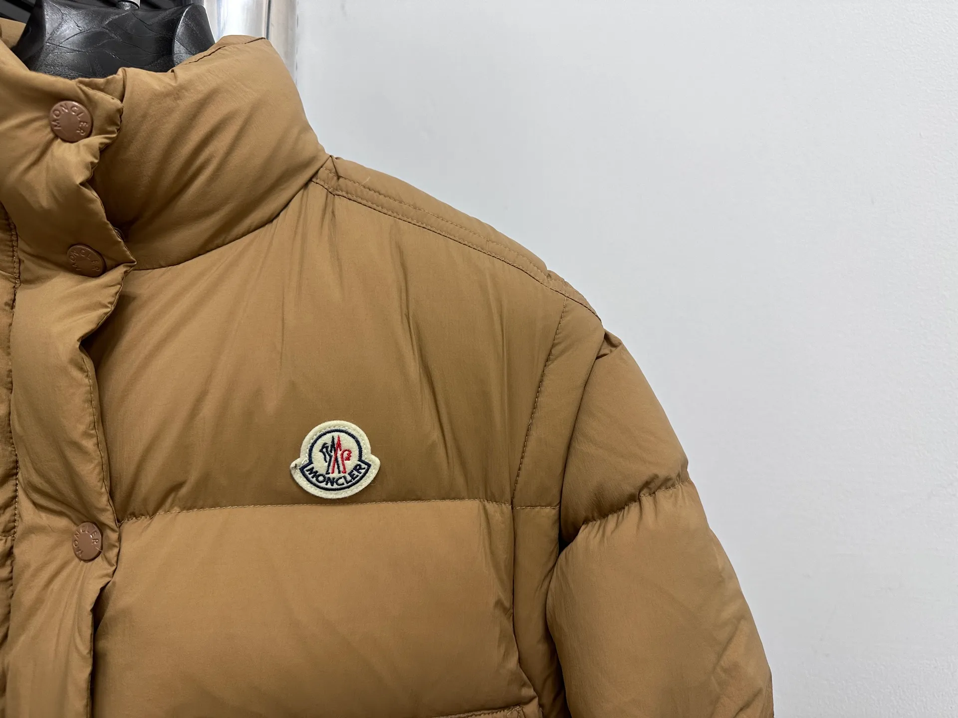 P900 [moncler] Meng Mouth Autumn and Winter New Style🉑️Disassembly Down Jacket Original custom-made hardware accessories are all imported and original customization Welcome to compare Absolutely high quality Use top-grade 90 white goose down Super soft Filled with fluffy and full feathers Super heavy-duty Fabric workmanship and perfect version Note that the fabric is super comfortable Exclusive model Non-market goods Color; White Khaki Size: 1234