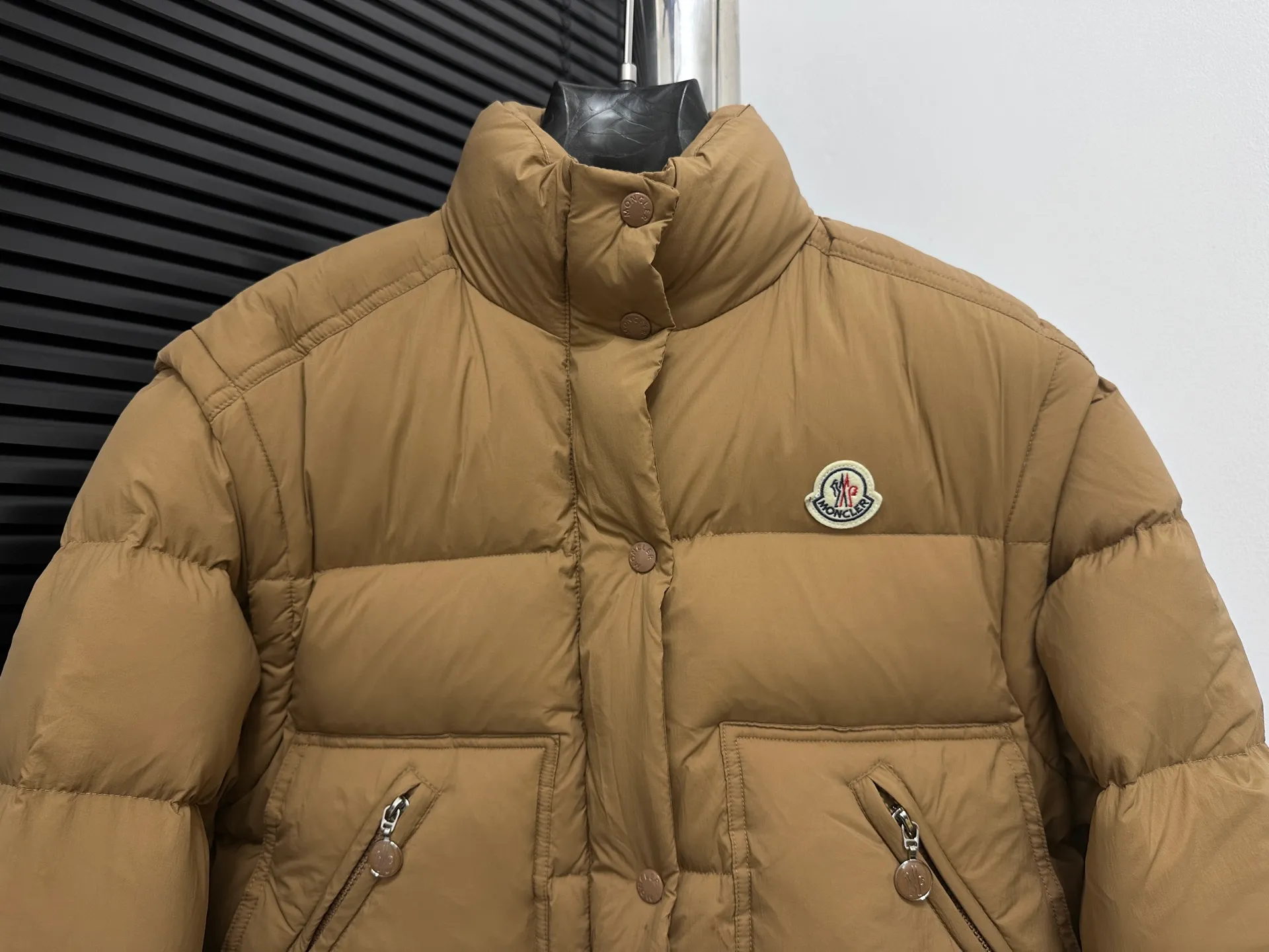 P900 [moncler] Meng Mouth Autumn and Winter New Style🉑️Disassembly Down Jacket Original custom-made hardware accessories are all imported and original customization Welcome to compare Absolutely high quality Use top-grade 90 white goose down Super soft Filled with fluffy and full feathers Super heavy-duty Fabric workmanship and perfect version Note that the fabric is super comfortable Exclusive model Non-market goods Color; White Khaki Size: 1234