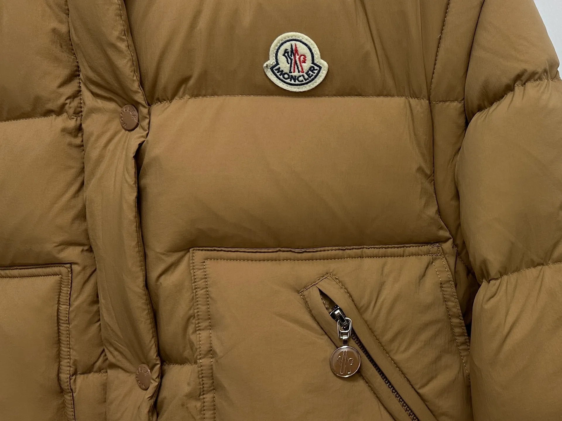 P900 [moncler] Meng Mouth Autumn and Winter New Style🉑️Disassembly Down Jacket Original custom-made hardware accessories are all imported and original customization Welcome to compare Absolutely high quality Use top-grade 90 white goose down Super soft Filled with fluffy and full feathers Super heavy-duty Fabric workmanship and perfect version Note that the fabric is super comfortable Exclusive model Non-market goods Color; White Khaki Size: 1234
