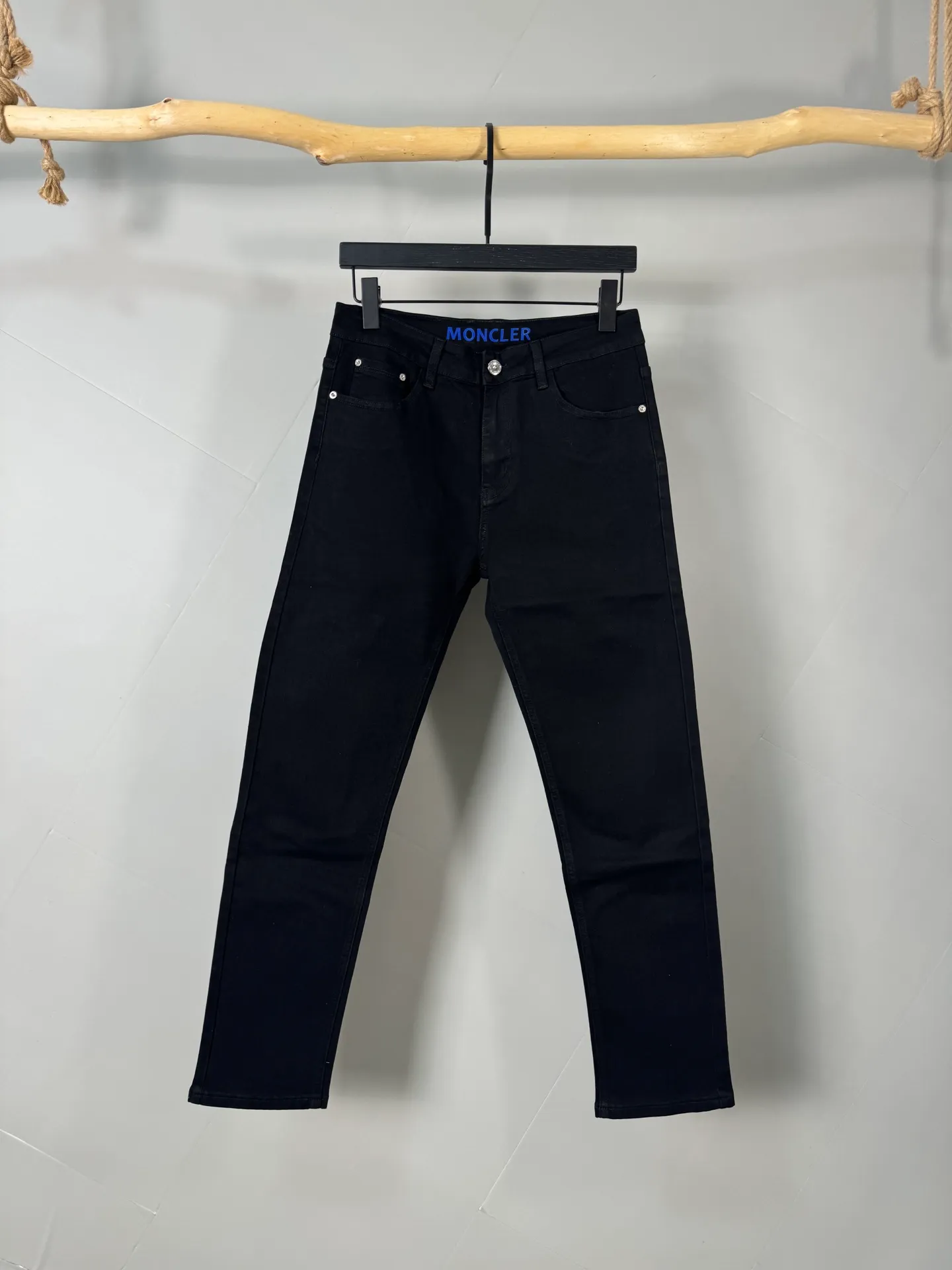 P400 MONCLER Men's denim jeans, official album and poster wear style!  High-grade imported denim raw-color fabrics are supplied to customers. Pure 13oz denim fabrics from Okayama, Japan are specially selected. Heavy-duty environmentally friendly plant enzyme washing process is used. The texture has a light retro color and is quite beautiful, which is very suitable for spring and summer colors. After washing, the fabric is soft and delicate, but has a strong sense of bones and a slight stretch, which provides an excellent comfortable experience. There is no damage from any technical elements throughout the body, retaining the purest tannin color! The details throughout the body are perfect, exquisite and elegant. The latest leather label on the waist highlights the brand's characteristics. The hardware accessories, leather label and wiring all reflect the craftsmanship! The silhouette is perfectly tailored and has excellent butt lift and slimming effect. It can be easily matched with any top in the wardrobe. It has wide compatibility and is suitable for various daily wear. The upper body is full of shape. It is a must-have trousers for those who are obsessed with quality control and 1V! Size: 29-38 No 35 37