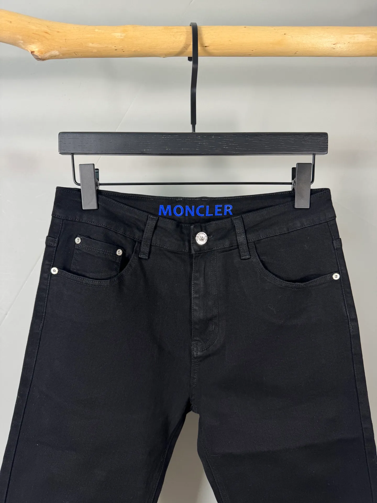 P400 MONCLER Men's denim jeans, official album and poster wear style!  High-grade imported denim raw-color fabrics are supplied to customers. Pure 13oz denim fabrics from Okayama, Japan are specially selected. Heavy-duty environmentally friendly plant enzyme washing process is used. The texture has a light retro color and is quite beautiful, which is very suitable for spring and summer colors. After washing, the fabric is soft and delicate, but has a strong sense of bones and a slight stretch, which provides an excellent comfortable experience. There is no damage from any technical elements throughout the body, retaining the purest tannin color! The details throughout the body are perfect, exquisite and elegant. The latest leather label on the waist highlights the brand's characteristics. The hardware accessories, leather label and wiring all reflect the craftsmanship! The silhouette is perfectly tailored and has excellent butt lift and slimming effect. It can be easily matched with any top in the wardrobe. It has wide compatibility and is suitable for various daily wear. The upper body is full of shape. It is a must-have trousers for those who are obsessed with quality control and 1V! Size: 29-38 No 35 37