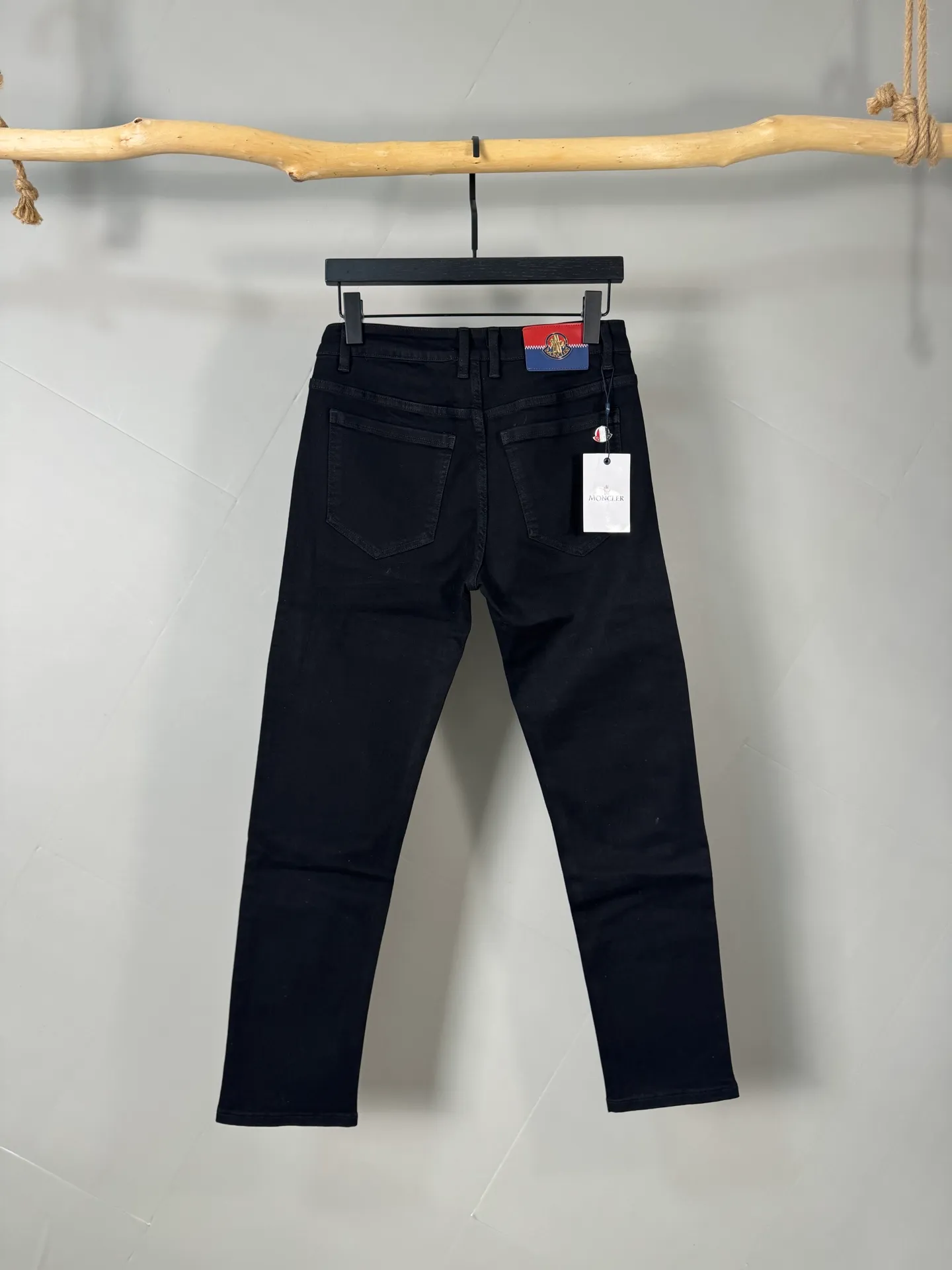P400 MONCLER Men's denim jeans, official album and poster wear style!  High-grade imported denim raw-color fabrics are supplied to customers. Pure 13oz denim fabrics from Okayama, Japan are specially selected. Heavy-duty environmentally friendly plant enzyme washing process is used. The texture has a light retro color and is quite beautiful, which is very suitable for spring and summer colors. After washing, the fabric is soft and delicate, but has a strong sense of bones and a slight stretch, which provides an excellent comfortable experience. There is no damage from any technical elements throughout the body, retaining the purest tannin color! The details throughout the body are perfect, exquisite and elegant. The latest leather label on the waist highlights the brand's characteristics. The hardware accessories, leather label and wiring all reflect the craftsmanship! The silhouette is perfectly tailored and has excellent butt lift and slimming effect. It can be easily matched with any top in the wardrobe. It has wide compatibility and is suitable for various daily wear. The upper body is full of shape. It is a must-have trousers for those who are obsessed with quality control and 1V! Size: 29-38 No 35 37