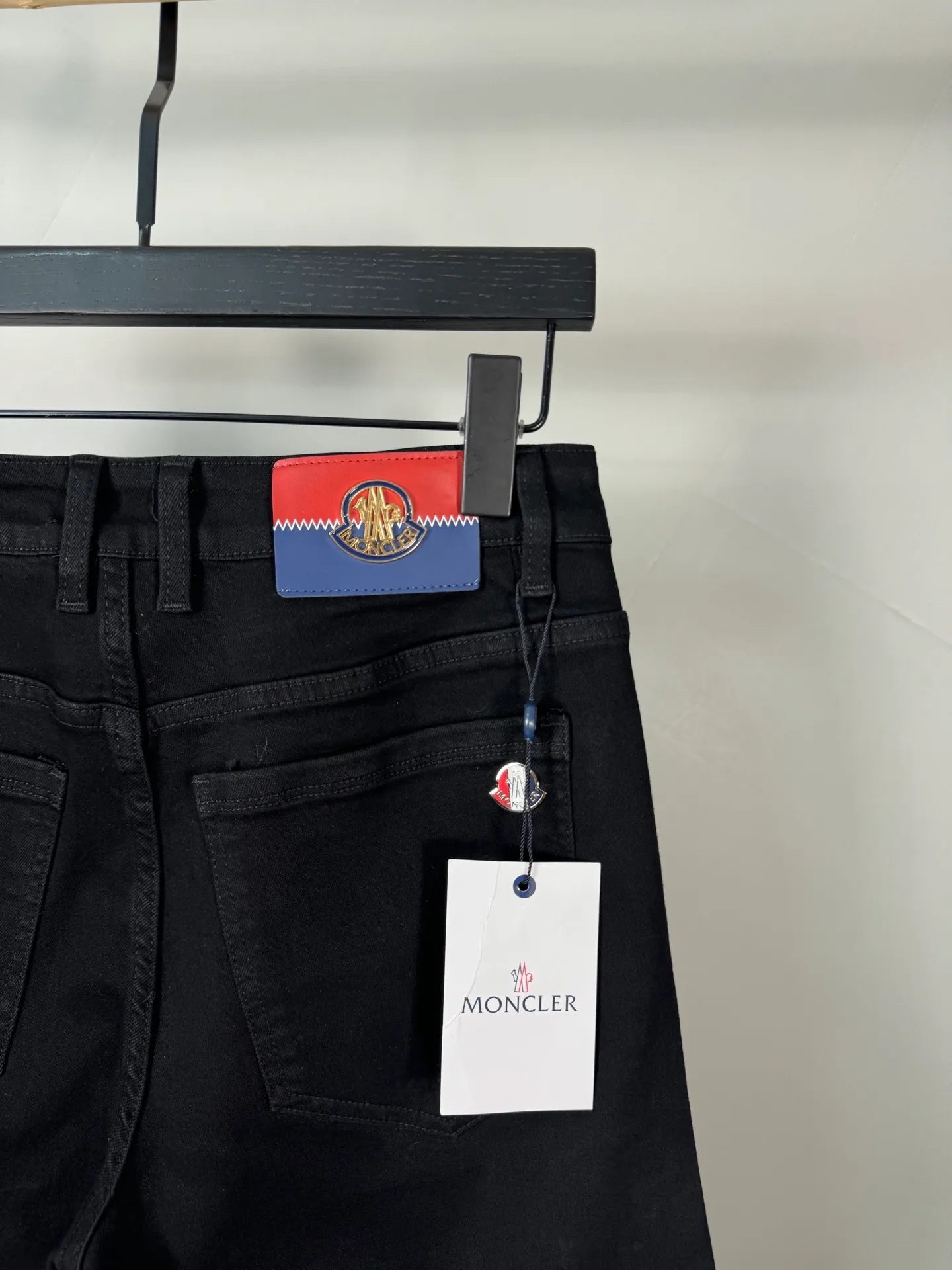 P400 MONCLER Men's denim jeans, official album and poster wear style!  High-grade imported denim raw-color fabrics are supplied to customers. Pure 13oz denim fabrics from Okayama, Japan are specially selected. Heavy-duty environmentally friendly plant enzyme washing process is used. The texture has a light retro color and is quite beautiful, which is very suitable for spring and summer colors. After washing, the fabric is soft and delicate, but has a strong sense of bones and a slight stretch, which provides an excellent comfortable experience. There is no damage from any technical elements throughout the body, retaining the purest tannin color! The details throughout the body are perfect, exquisite and elegant. The latest leather label on the waist highlights the brand's characteristics. The hardware accessories, leather label and wiring all reflect the craftsmanship! The silhouette is perfectly tailored and has excellent butt lift and slimming effect. It can be easily matched with any top in the wardrobe. It has wide compatibility and is suitable for various daily wear. The upper body is full of shape. It is a must-have trousers for those who are obsessed with quality control and 1V! Size: 29-38 No 35 37