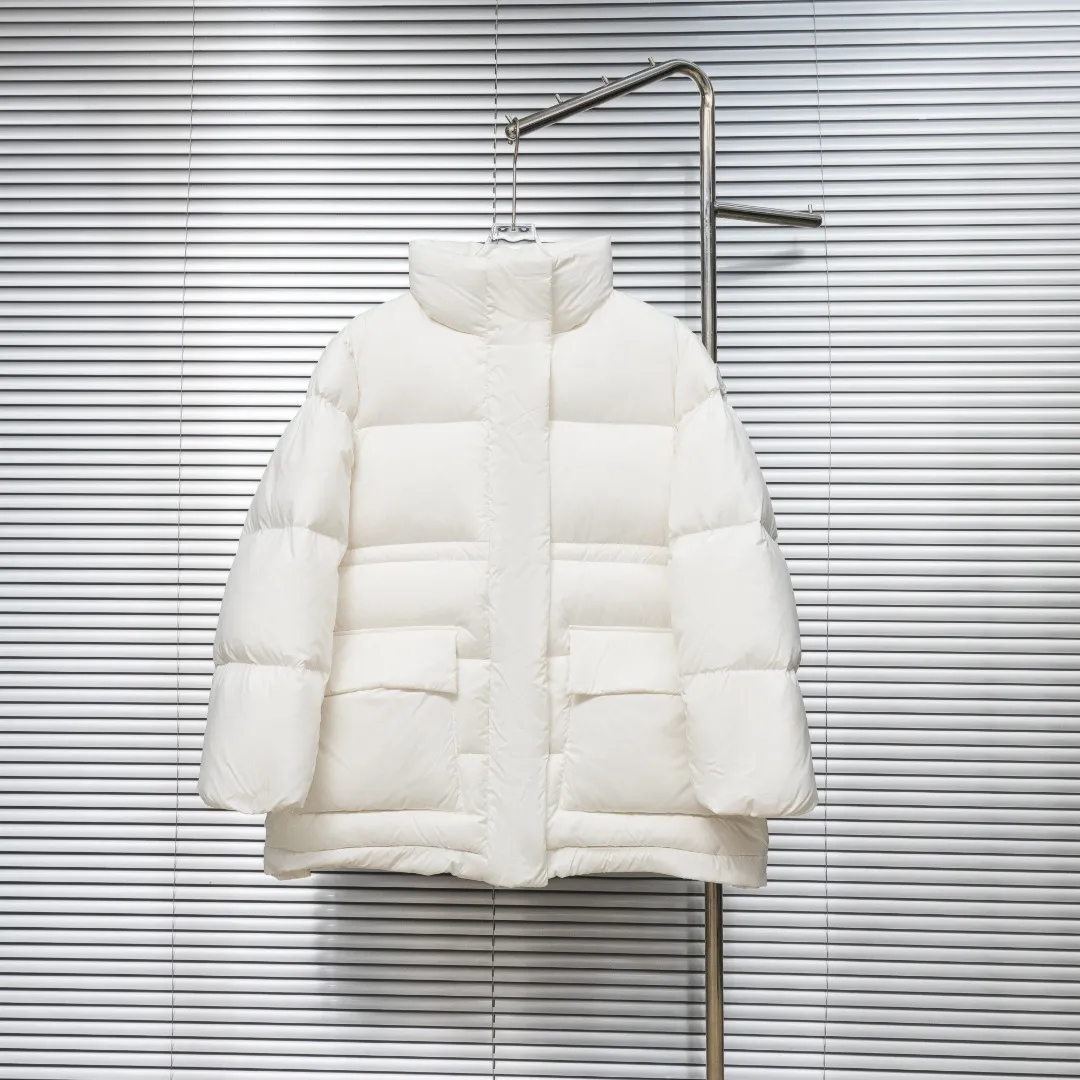 P1040 top version (different currency) Style: Moncler Moncler vouglans series stand collar large pocket bread down jacket (all made of national standard 90 goose down, sizes are all authentic digital sizes) Color: picture color Size: 0-1-2-3 Fabric: 90 goose down Accessories: a full set of customized accessories No gender distinction, the same style for men and women