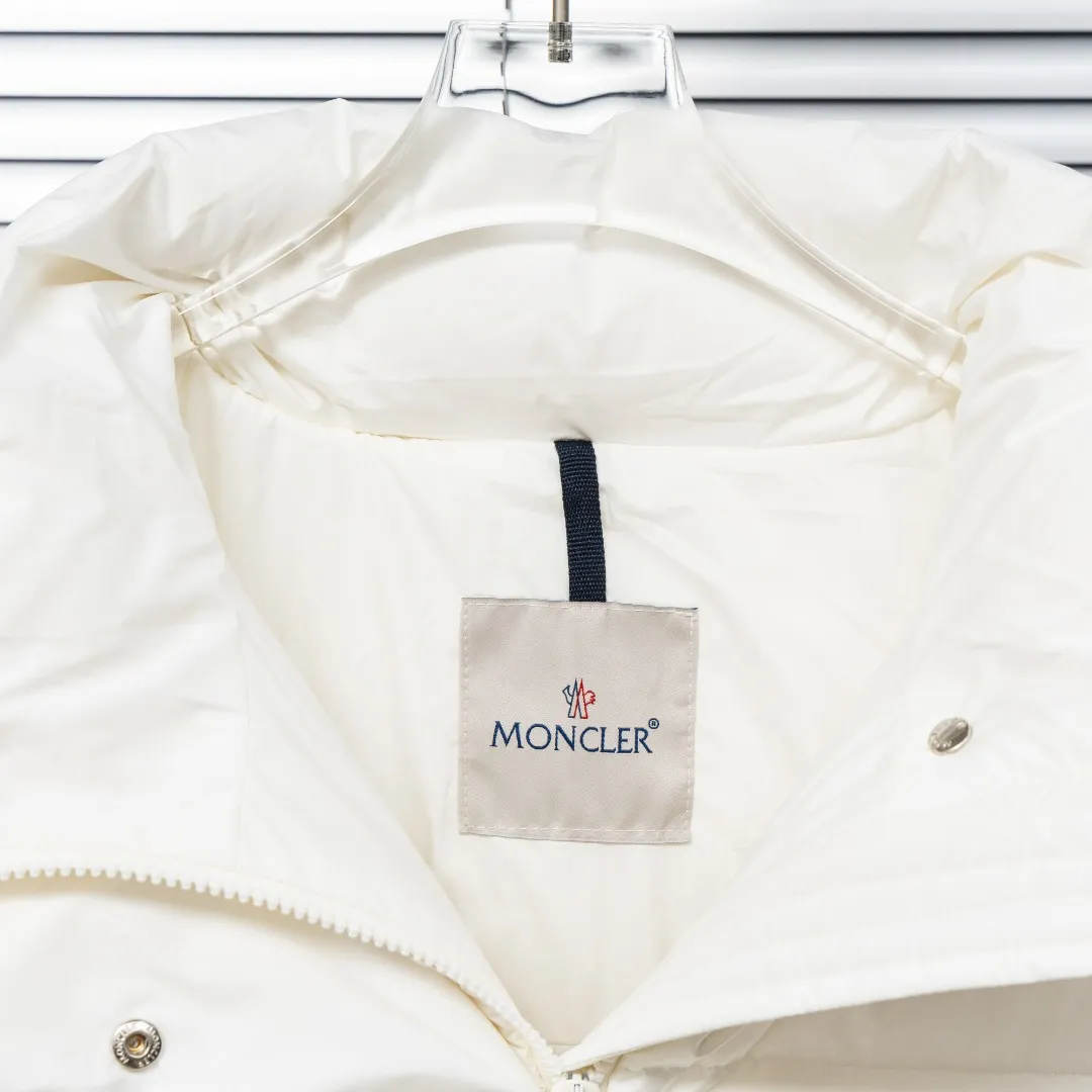 P1040 top version (different currency) Style: Moncler Moncler vouglans series stand collar large pocket bread down jacket (all made of national standard 90 goose down, sizes are all authentic digital sizes) Color: picture color Size: 0-1-2-3 Fabric: 90 goose down Accessories: a full set of customized accessories No gender distinction, the same style for men and women