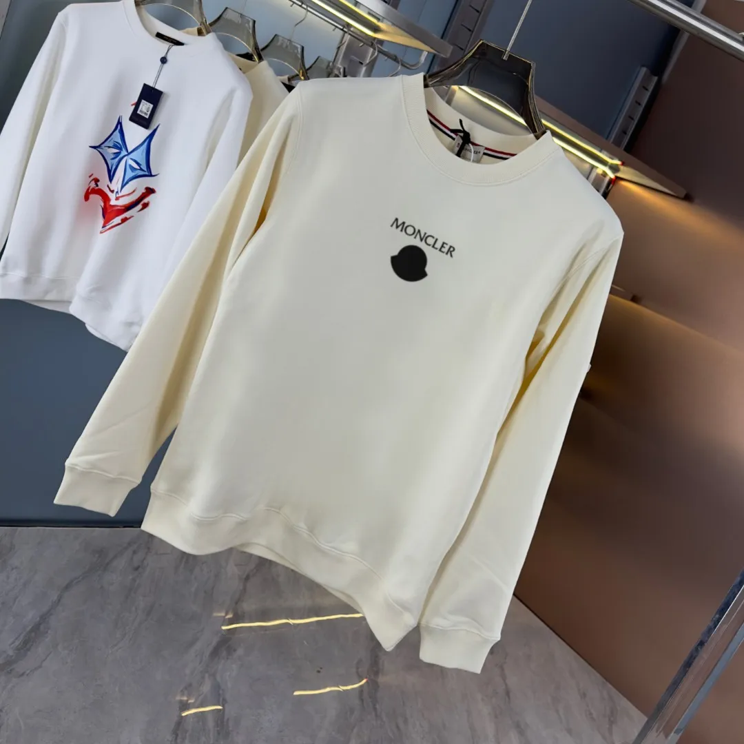 P210 high version sweatshirt) 📦With exclusive packaging📦 [Long-term ready stock] Upgraded version "Mobile phone smart sensor ~ NFC chip armband ~ Directly to the official website for anti-counterfeiting" 〖 𝐌𝐎𝐍𝐂𝐋𝐄𝐑 ~ Mouth covering〗 2025 new high quality, using 450 grams of heavyweight fabric Different from the market currency, you can mix and match everything at will and you will be handsome😎The whole clothes is made of double waistcoats. The double waistcoats make the whole dress more three-dimensional. It is not an ordinary factory that can do such fine work. 2025 autumn and winter new style, on sale at the counter, exquisite printed round neck terry sweatshirt. High-end double-ply cotton. Customized stretch ribs are dyed in the same vat. Three standards are complete. It is matched with digital printing patterns and is very breathable. Same style for men and women. Color: black, white, apricot. Size: S M L XL 2XL