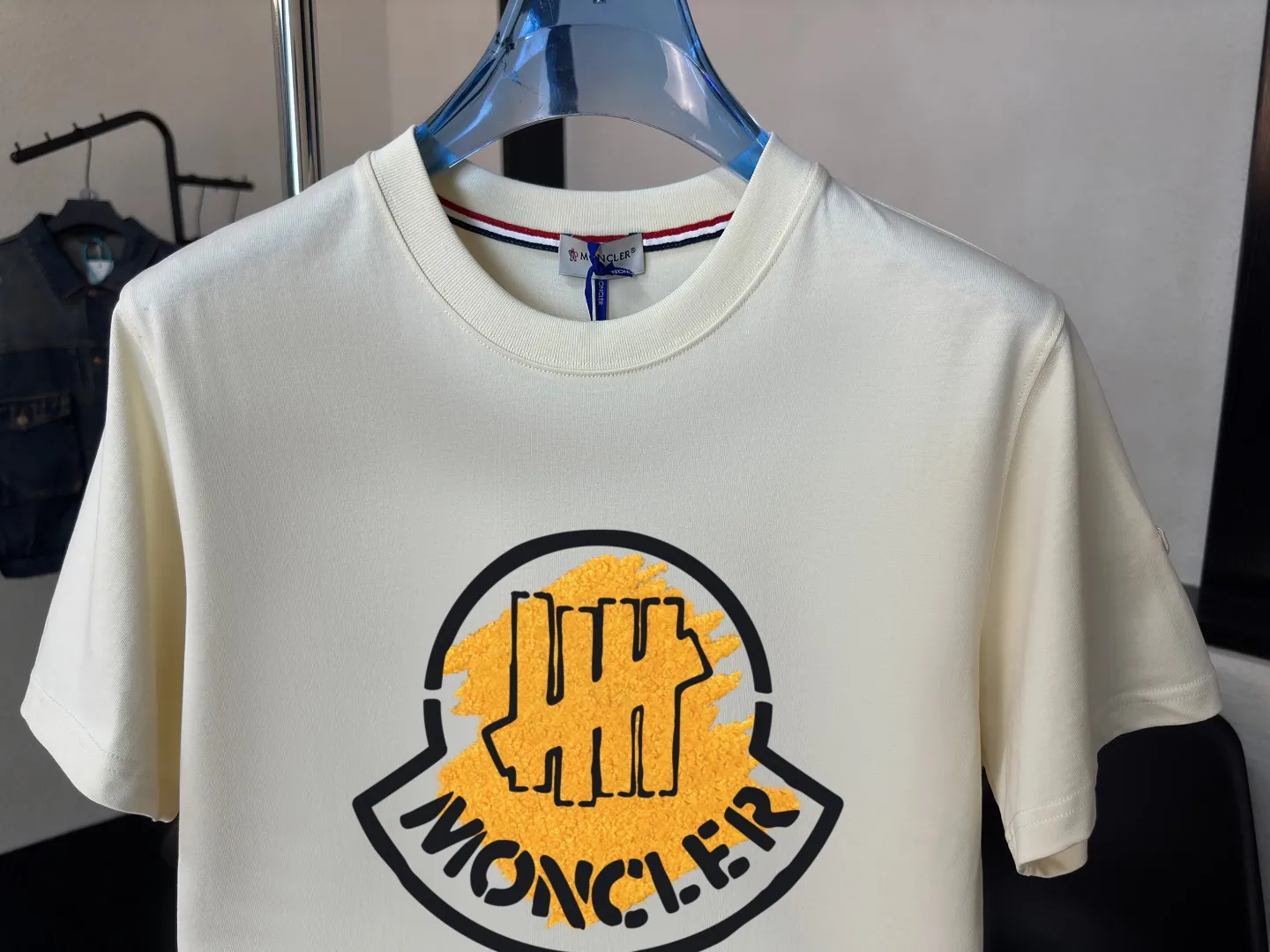 P140 Upgraded version "Mobile phone smart sensor ~ NFC chip armband ~ Direct access to the official website for anti-counterfeiting" "Moncler ~ Mouth Mouth" 2025 new high-quality round neck short-sleeved T-shirt. The cuffs have imported embroidered labels. Customized dyeing, very comfortable to touch. Super versatile and good-looking short-sleeved. Complete with three labels. Non-market ordinary version. Feel free to compare. Quality is absolutely guaranteed! ‼ First of all, this original fabric is all custom-woven with 32-count double yarn fabric, 250G, and the weight is the same‼ Fine workmanship, double waistcoat method, double waistcoat method, double waistcoat method makes the whole dress more three-dimensional, which is not a craft that ordinary T-shirts can achieve🤪 Size: S-M-L-XL-2XL Color: black, white, apricot, same style for men and women