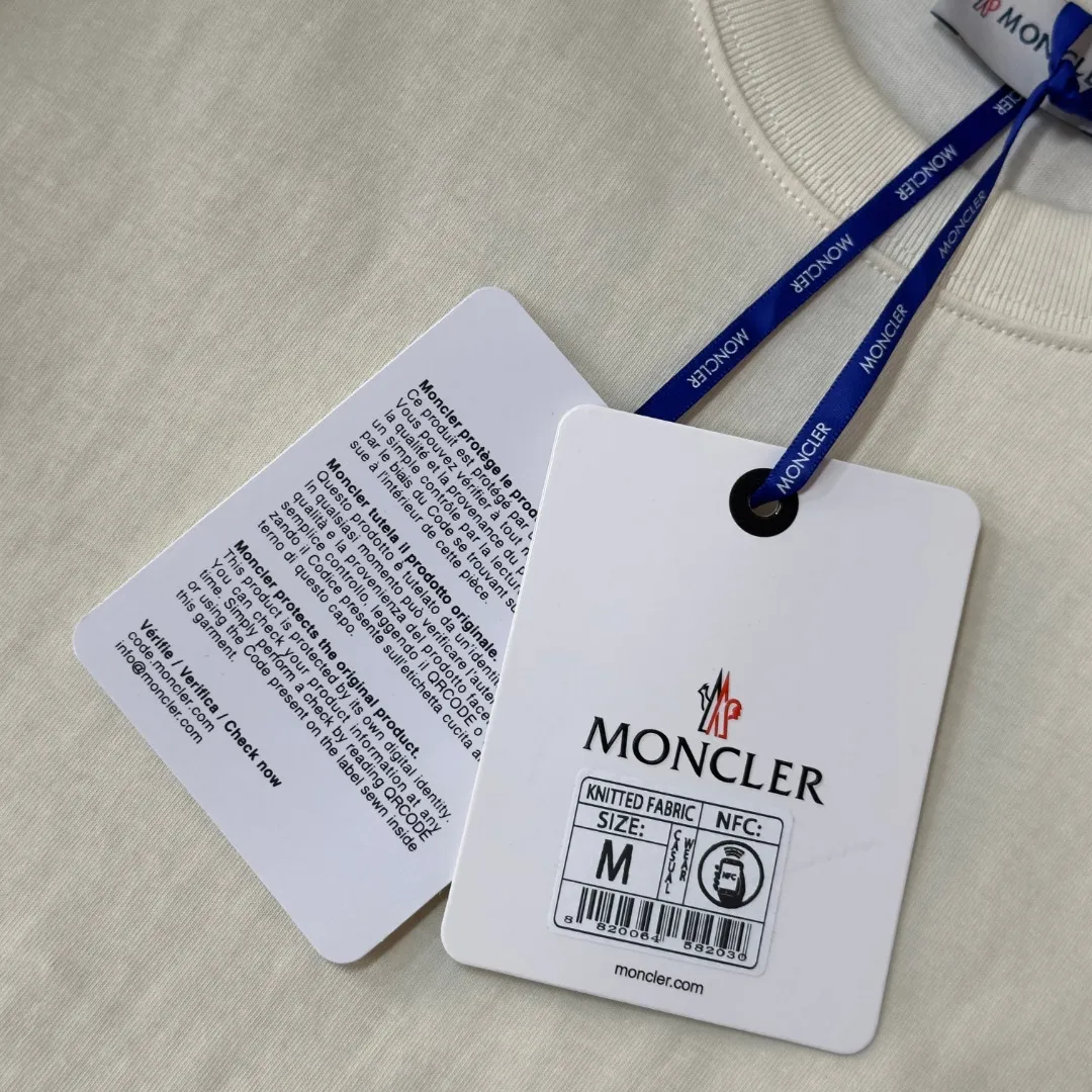 P140 Upgraded version "Mobile phone smart sensor ~ NFC chip armband ~ Direct access to the official website for anti-counterfeiting" "Moncler ~ Mouth Mouth" 2025 new high-quality round neck short-sleeved T-shirt. The cuffs have imported embroidered labels. Customized dyeing, very comfortable to touch. Super versatile and good-looking short-sleeved. Complete with three labels. Non-market ordinary version. Feel free to compare. Quality is absolutely guaranteed! ‼ First of all, this original fabric is all custom-woven with 32-count double yarn fabric, 250G, and the weight is the same‼ Fine workmanship, double waistcoat method, double waistcoat method, double waistcoat method makes the whole dress more three-dimensional, which is not a craft that ordinary T-shirts can achieve🤪 Size: S-M-L-XL-2XL Color: black, white, apricot, same style for men and women
