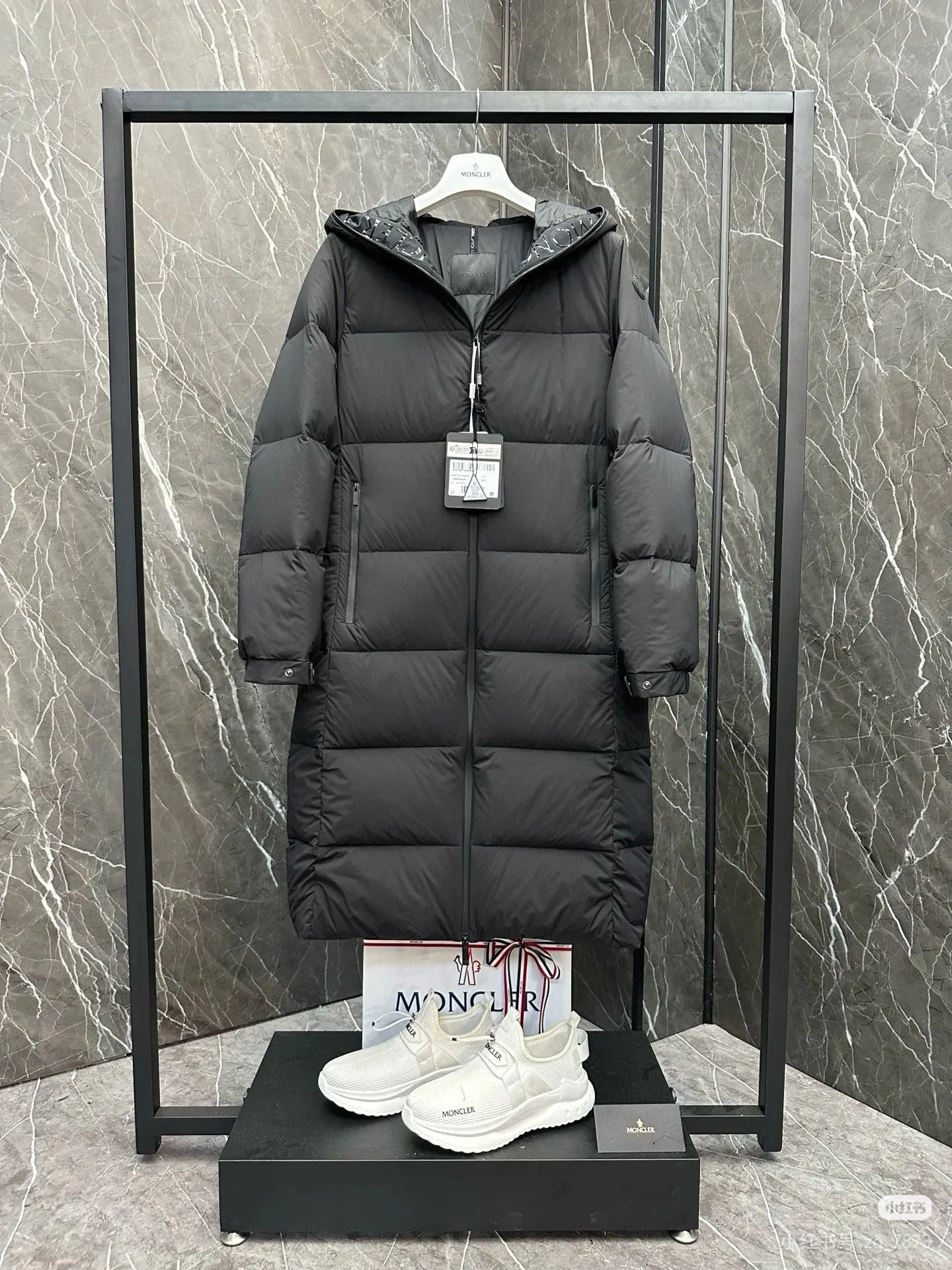 P920 2025NEW new moncler Arredoun women's hooded long down jacket, fashionable and dynamic, new interpretation of simple style, long waisted down jacket, elasticated back waist design, hooded design, hood access control logo, offset printing, low-key, high-end, super soft, skin-friendly fabric, heat-locking and warm, high-quality 90 velvet, excellent warmth retention, all fabrics are customized! High-density matte matte fabric with four layers of fabric + high density to prevent leakage, lint and other problems. There is no doubt about the quality, and the fit is slim! Highly filled with down, waterproof zipper design, excellent windproof and warm performance. Color: Black Size: 0-1-2