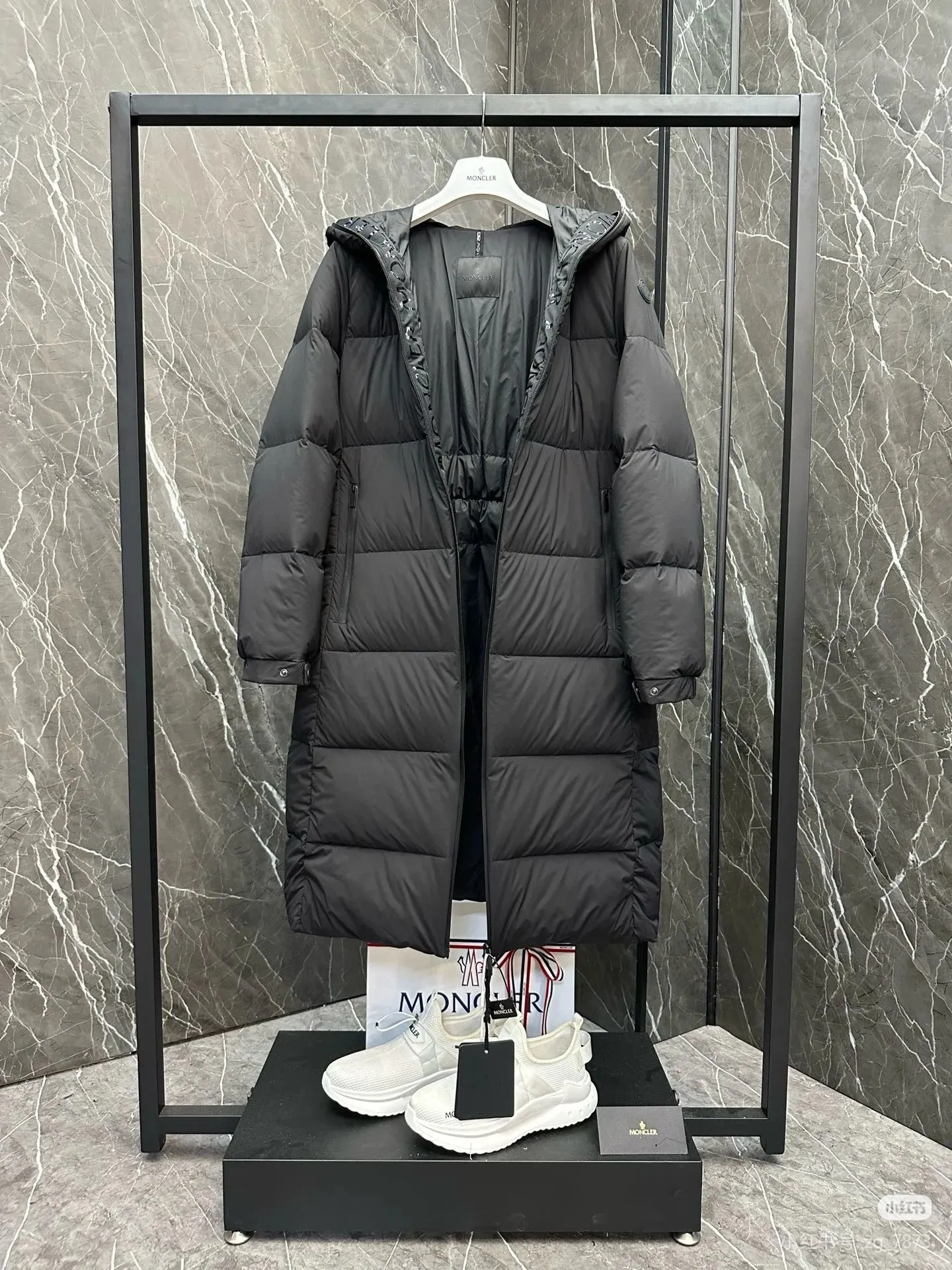 P920 2025NEW new moncler Arredoun women's hooded long down jacket, fashionable and dynamic, new interpretation of simple style, long waisted down jacket, elasticated back waist design, hooded design, hood access control logo, offset printing, low-key, high-end, super soft, skin-friendly fabric, heat-locking and warm, high-quality 90 velvet, excellent warmth retention, all fabrics are customized! High-density matte matte fabric with four layers of fabric + high density to prevent leakage, lint and other problems. There is no doubt about the quality, and the fit is slim! Highly filled with down, waterproof zipper design, excellent windproof and warm performance. Color: Black Size: 0-1-2